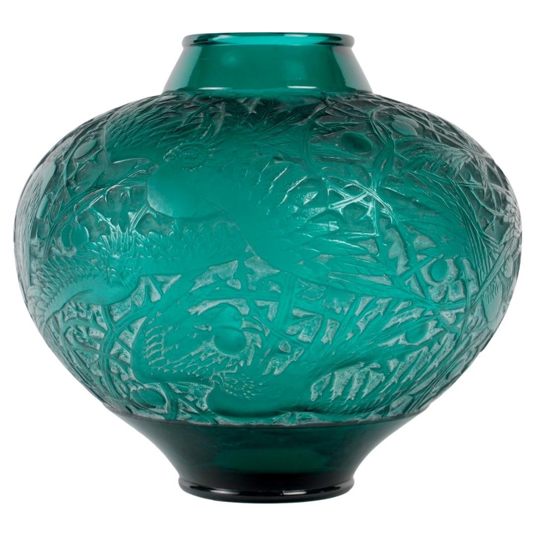 1924 René Lalique - Vase Aras Teal Green Glass With White Patina Parrots For Sale