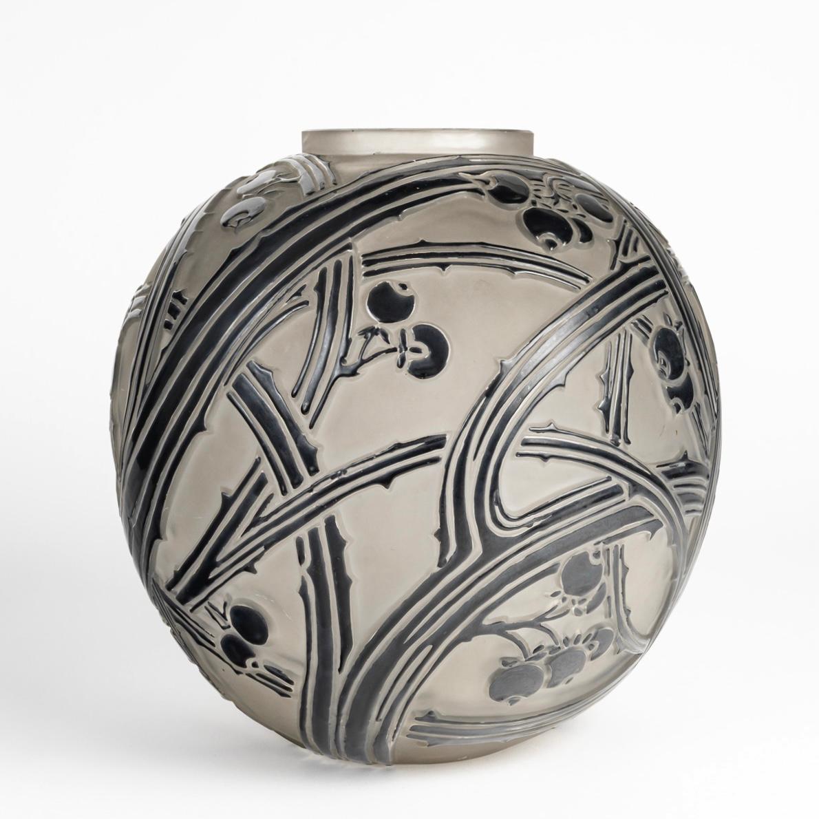 Art Déco 1924 Rene Lalique Vaso Baies Berries in vetro con smalto nero in vendita