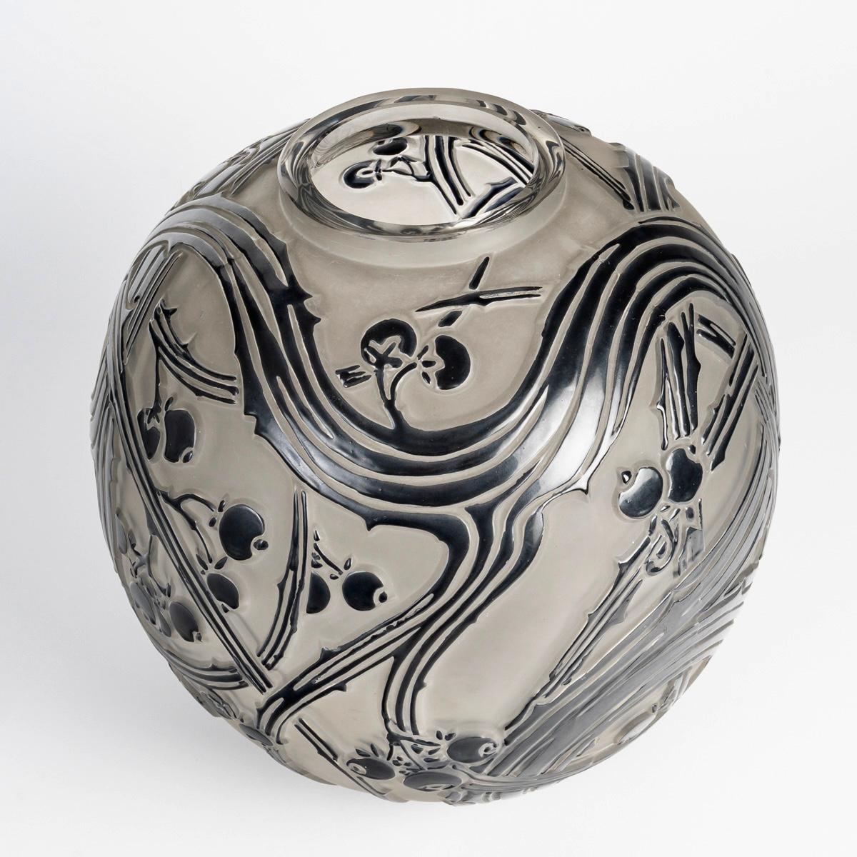 Francese 1924 Rene Lalique Vaso Baies Berries in vetro con smalto nero in vendita
