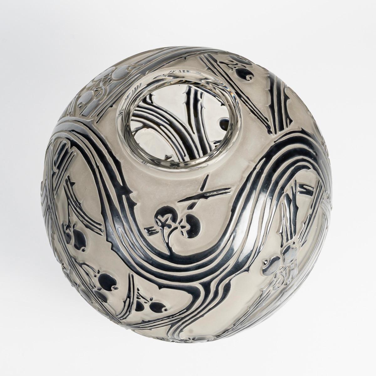 Stampato 1924 Rene Lalique Vaso Baies Berries in vetro con smalto nero in vendita