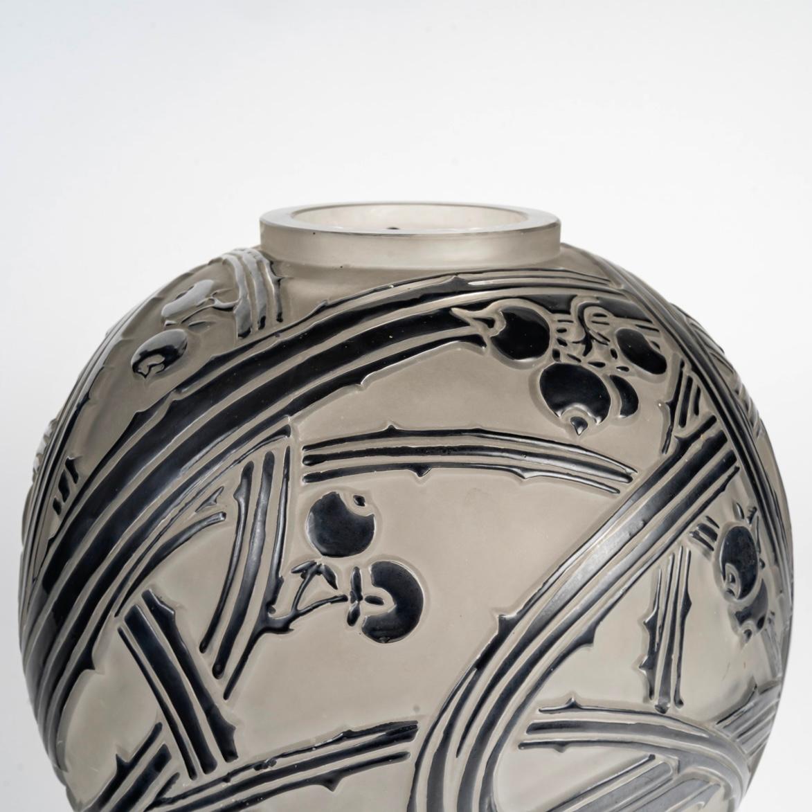 1924 Rene Lalique Vaso Baies Berries in vetro con smalto nero In condizioni buone in vendita a Boulogne Billancourt, FR