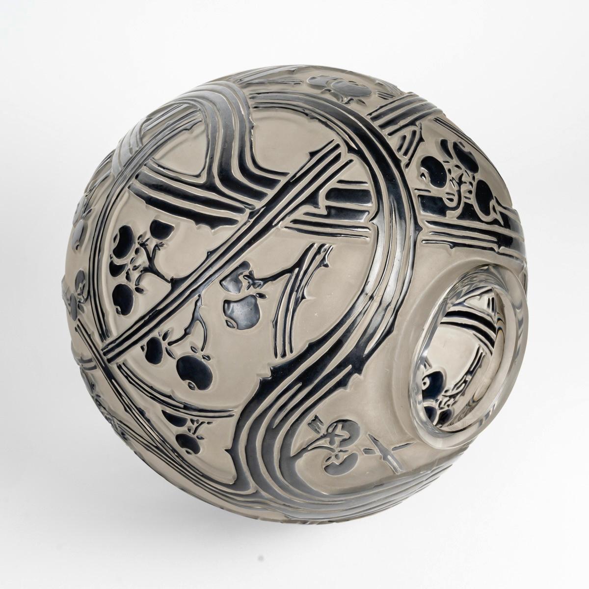 Inizio XX secolo 1924 Rene Lalique Vaso Baies Berries in vetro con smalto nero in vendita
