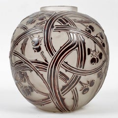 1924 Renee Lalique Vase Baies Verre dépoli avec émail Brown