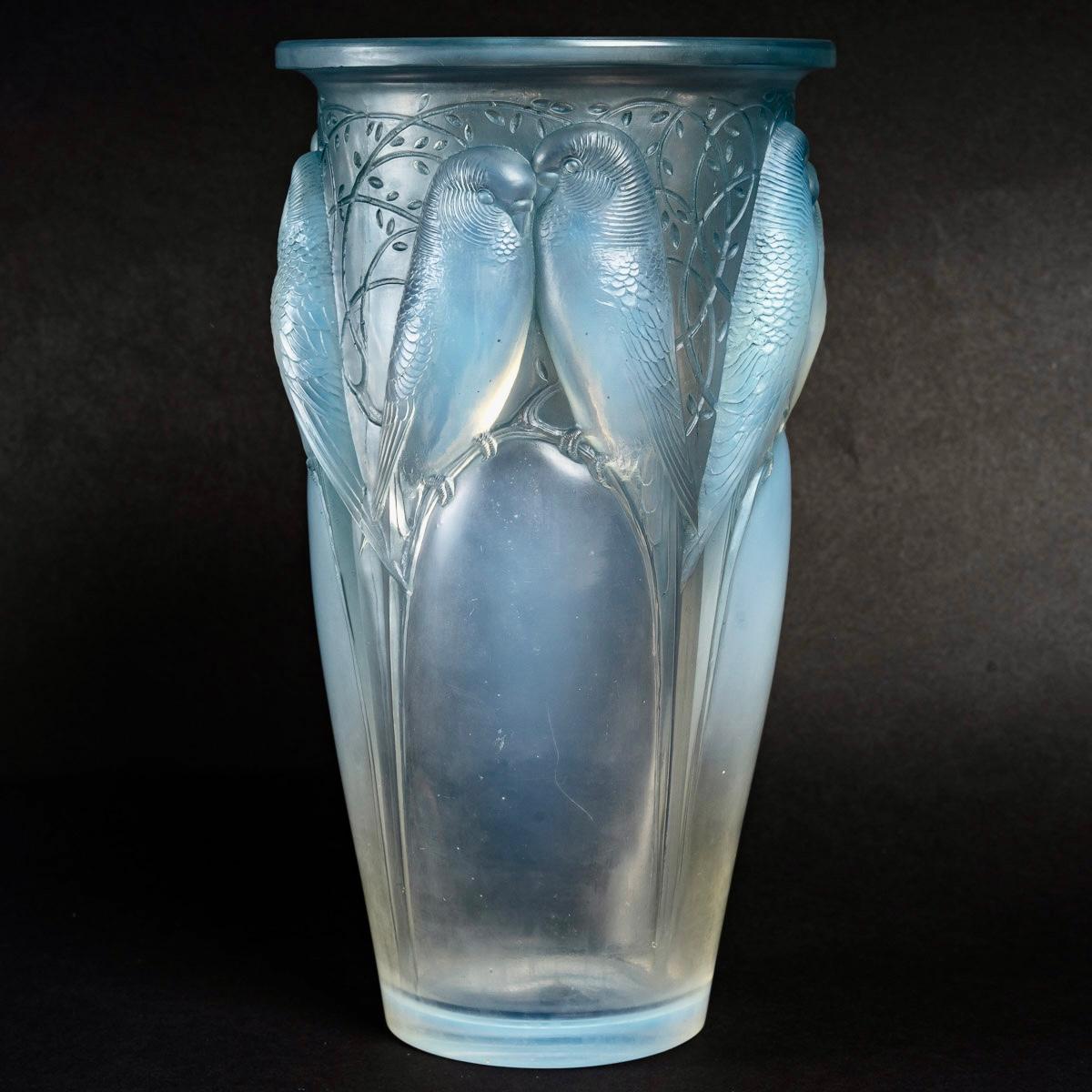Art Deco 1924 René Lalique - Vase Ceylan Opalescent Glass With Blue Patina - Parrots