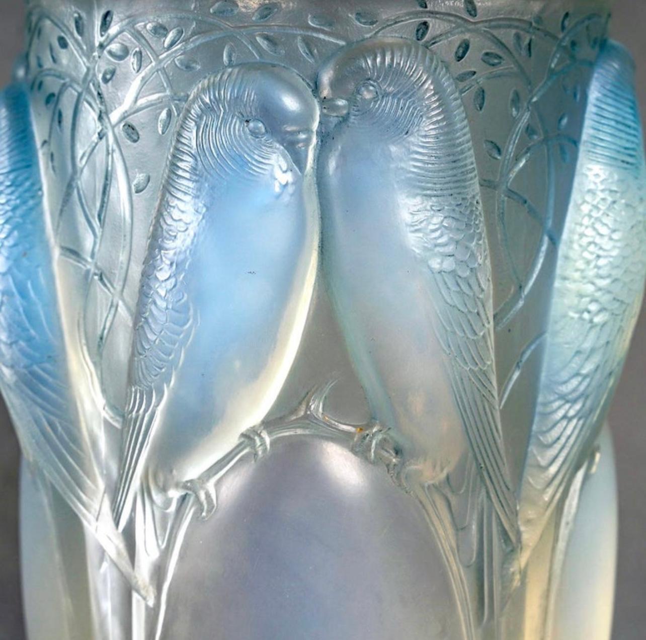 Art Deco 1924 René Lalique - Vase Ceylan Opalescent Glass with Blue Patina - Parrots