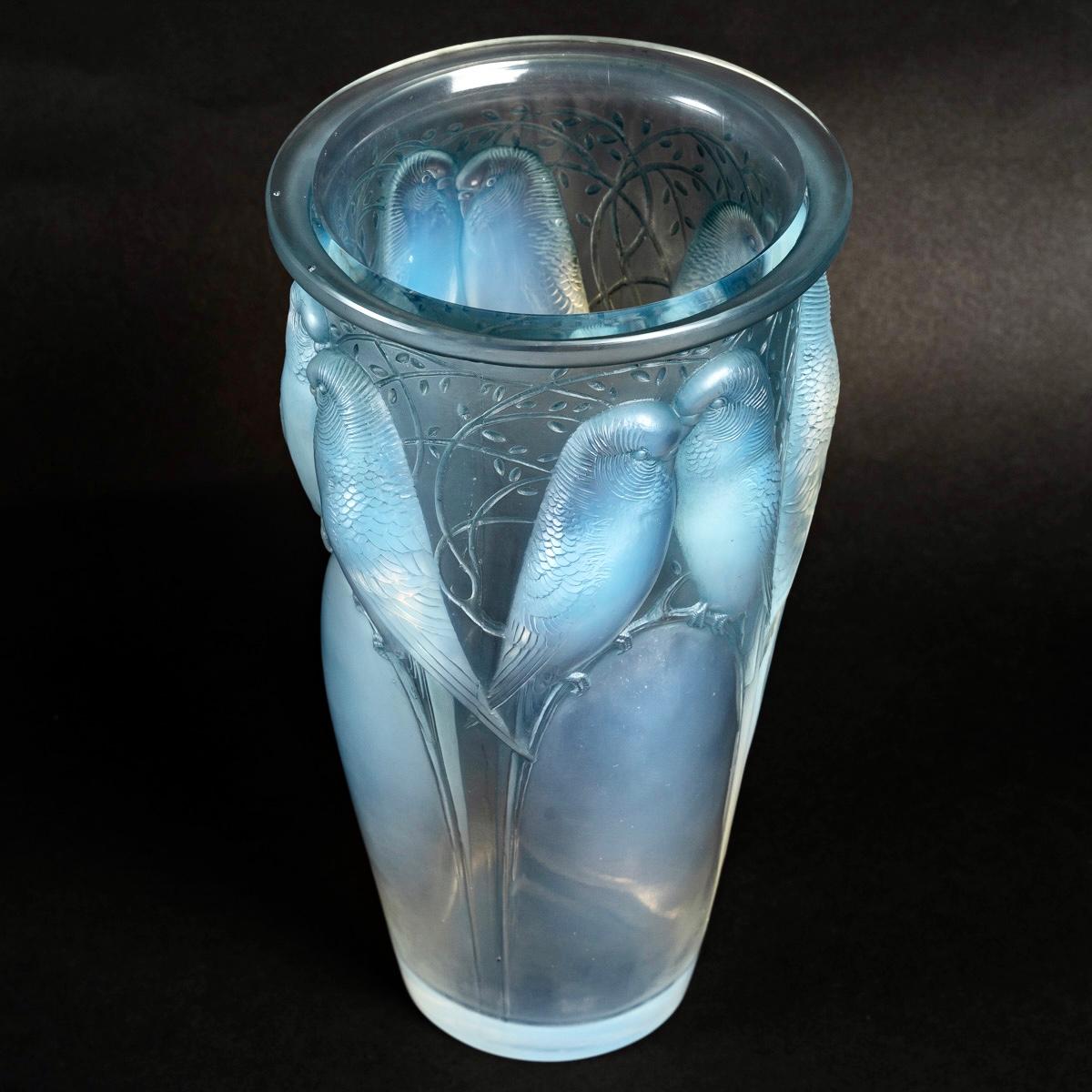 French 1924 René Lalique - Vase Ceylan Opalescent Glass With Blue Patina - Parrots