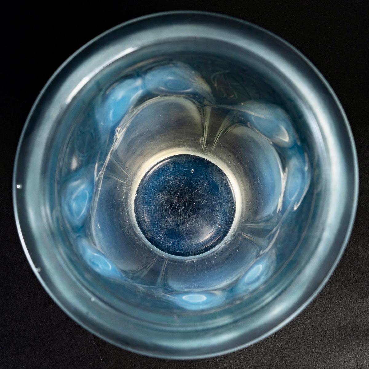 Molded 1924 René Lalique - Vase Ceylan Opalescent Glass With Blue Patina - Parrots