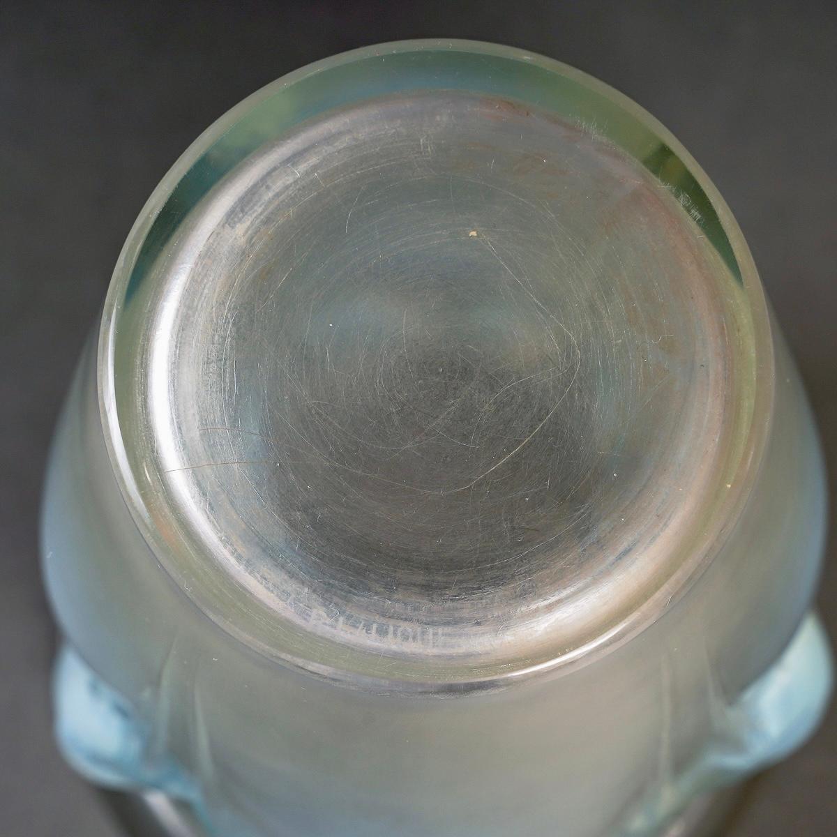 Molded 1924 René Lalique - Vase Ceylan Opalescent Glass with Blue Patina - Parrots