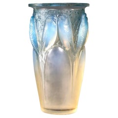 1924 René Lalique - Vase Ceylan Verre opalescent à patine bleue - Perroquets