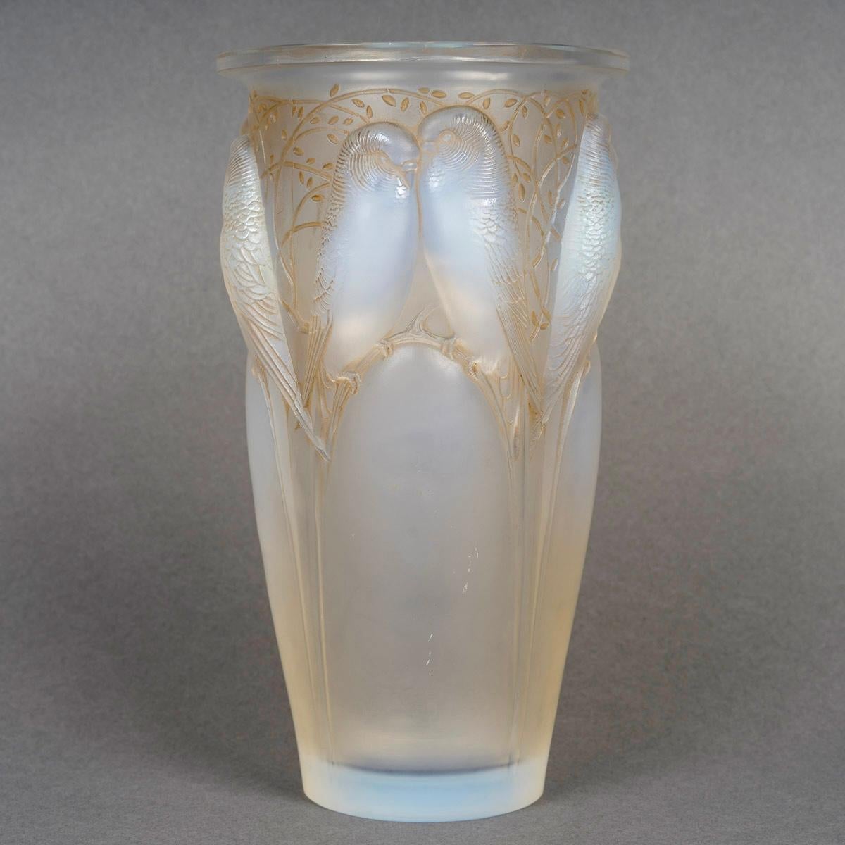 Vase “Ceylan” made in opalescent sepia patina by René Lalique in 1924.
Engraved signature.

Perfect condition.

height: 24 cm

Félix Marcilhac, René Lalique - Catalogue Raisonné de l'Œuvre de Verre, Les Éditions de l'Amateur, Paris, 2004, N°905.