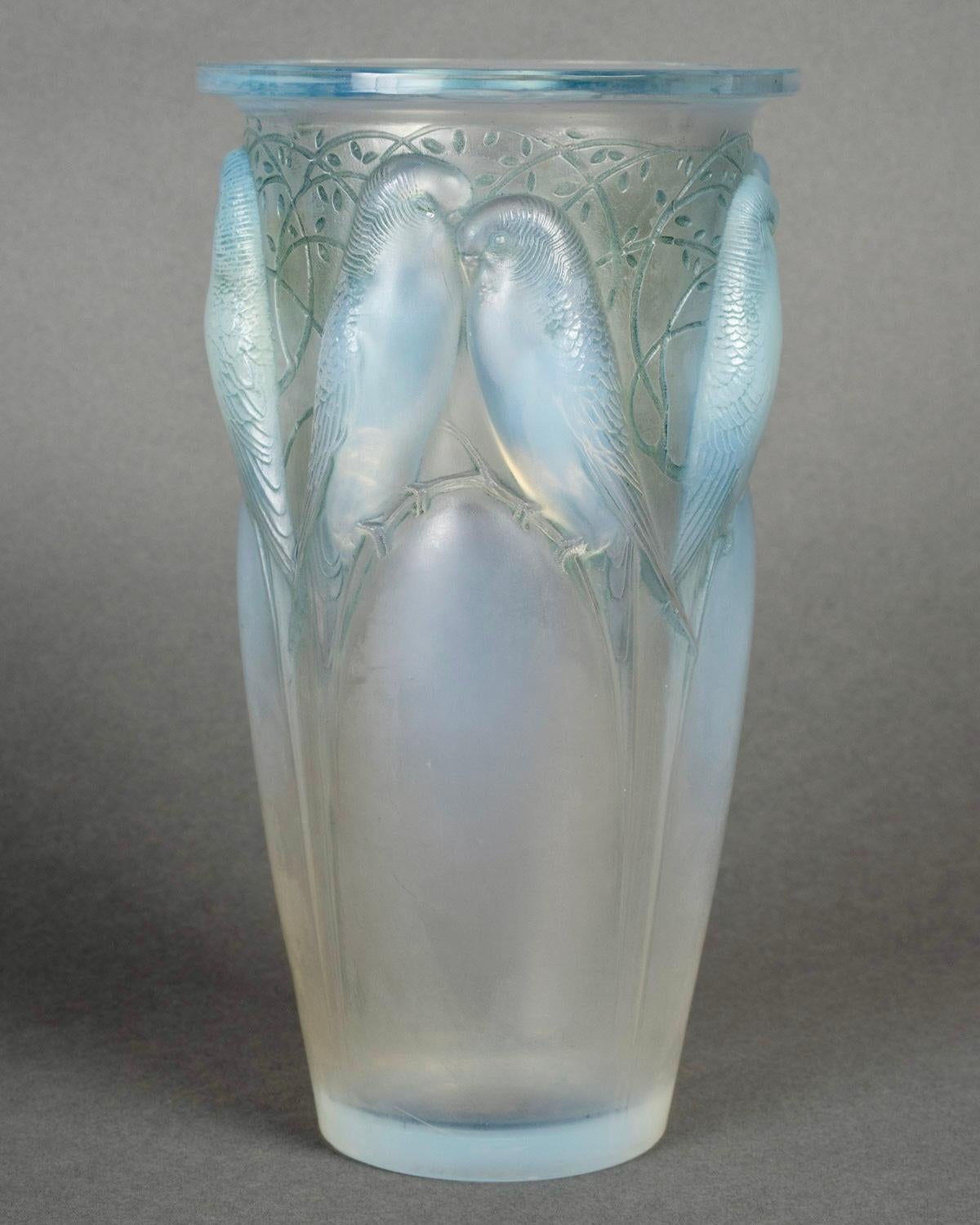 Art Deco 1924 René Lalique - Vase Ceylan Parrots Opalescent Glass With Blue Patina