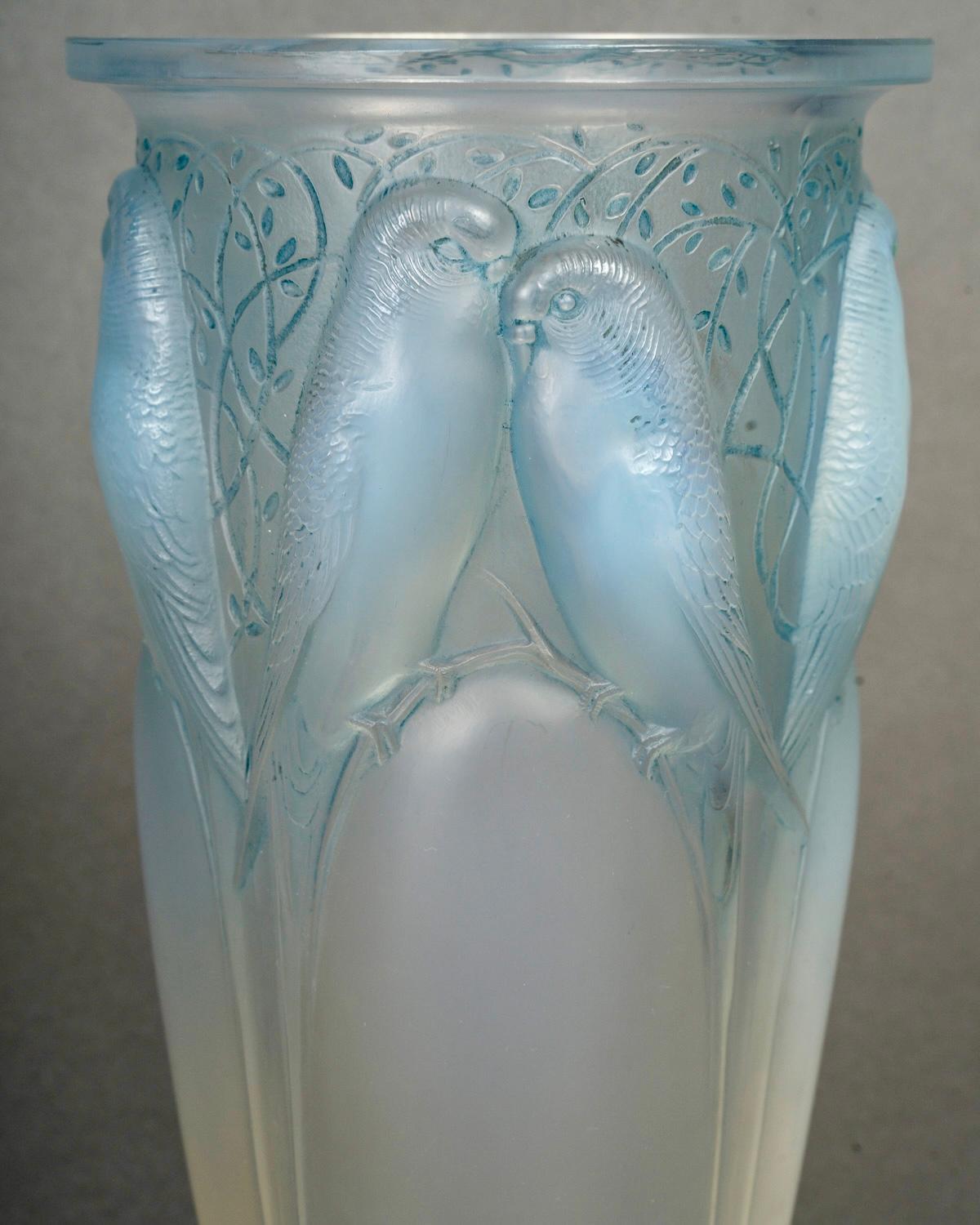 Art Deco 1924 René Lalique - Vase Ceylan Parrots Opalescent Glass With Blue Patina