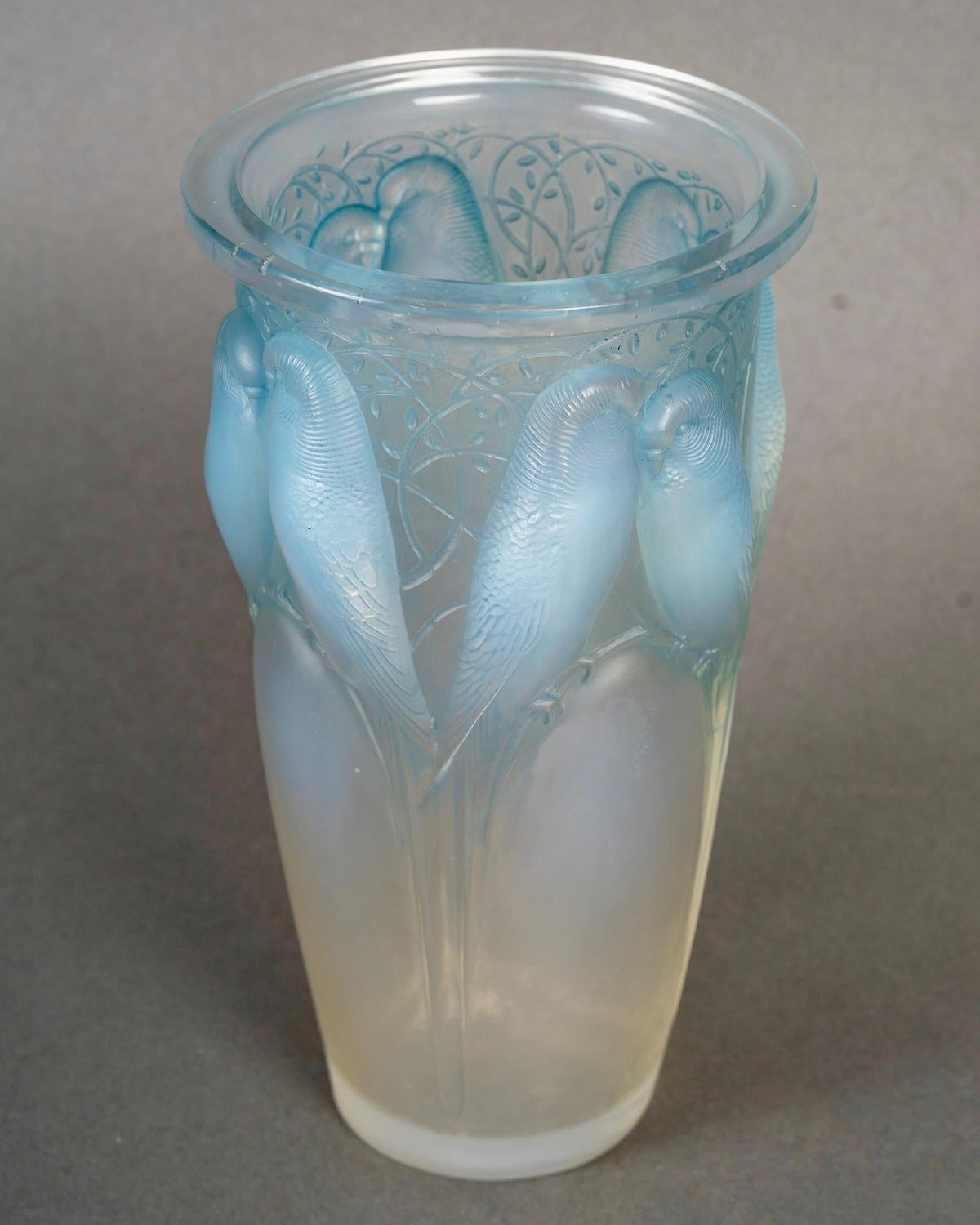Art déco 1924 René Lalique - Vase Perroquets de Ceylan Verre opalescent à patine bleue en vente