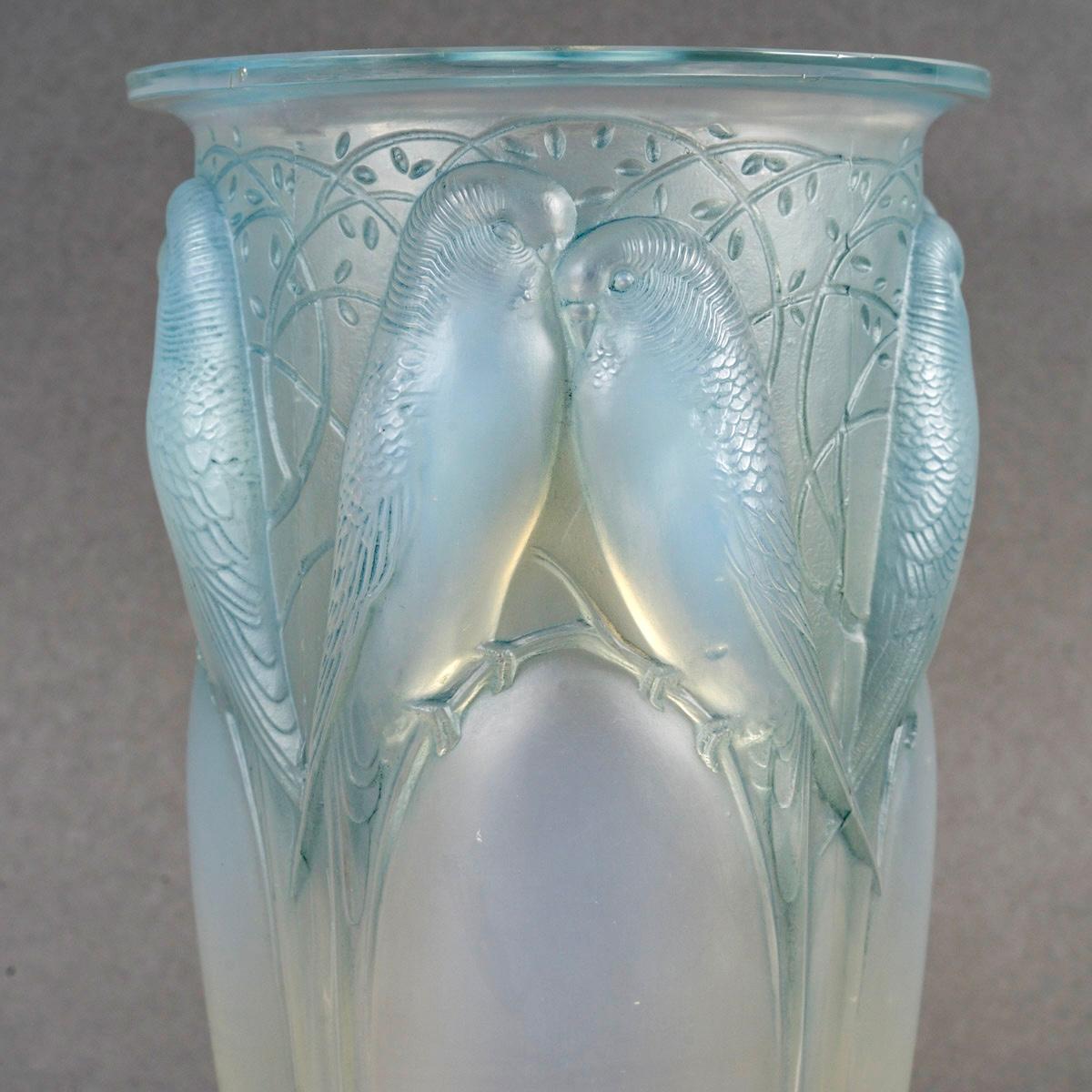 French 1924 René Lalique - Vase Ceylan Parrots Opalescent Glass With Blue Patina
