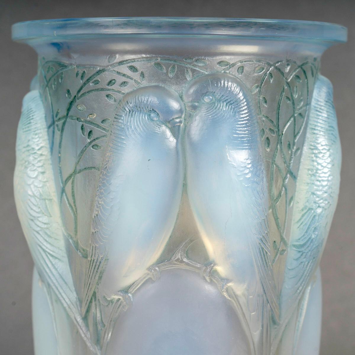 French 1924 René Lalique - Vase Ceylan Parrots Opalescent Glass With Blue Patina