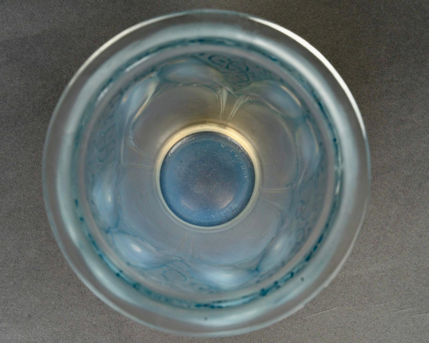 French 1924 René Lalique - Vase Ceylan Parrots Opalescent Glass With Blue Patina