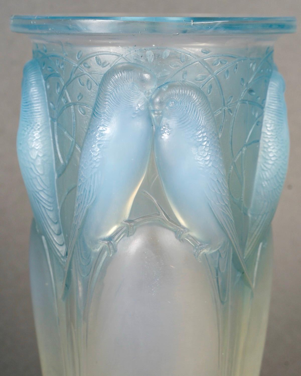 Français 1924 René Lalique - Vase Perroquets de Ceylan Verre opalescent à patine bleue en vente