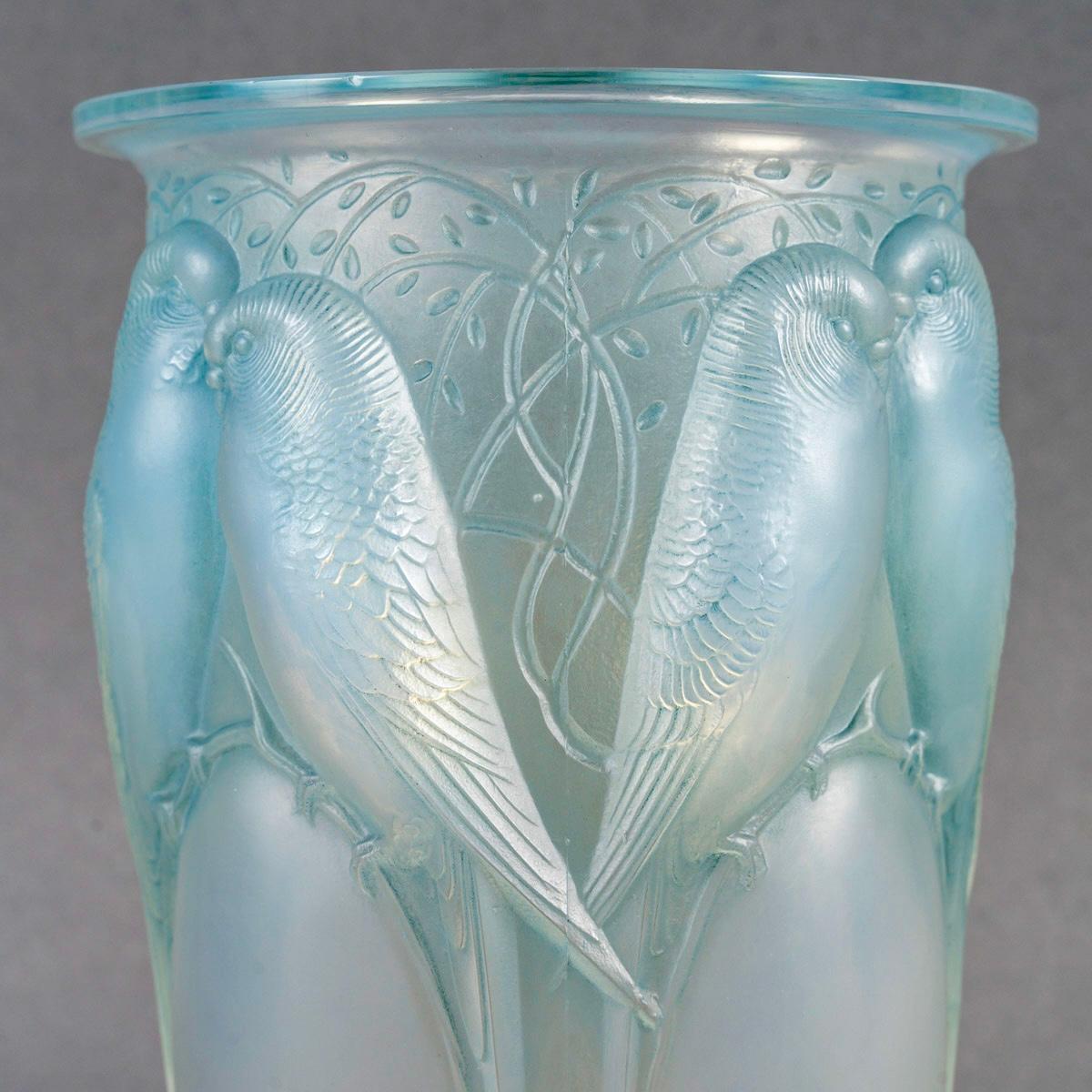 Molded 1924 René Lalique - Vase Ceylan Parrots Opalescent Glass With Blue Patina