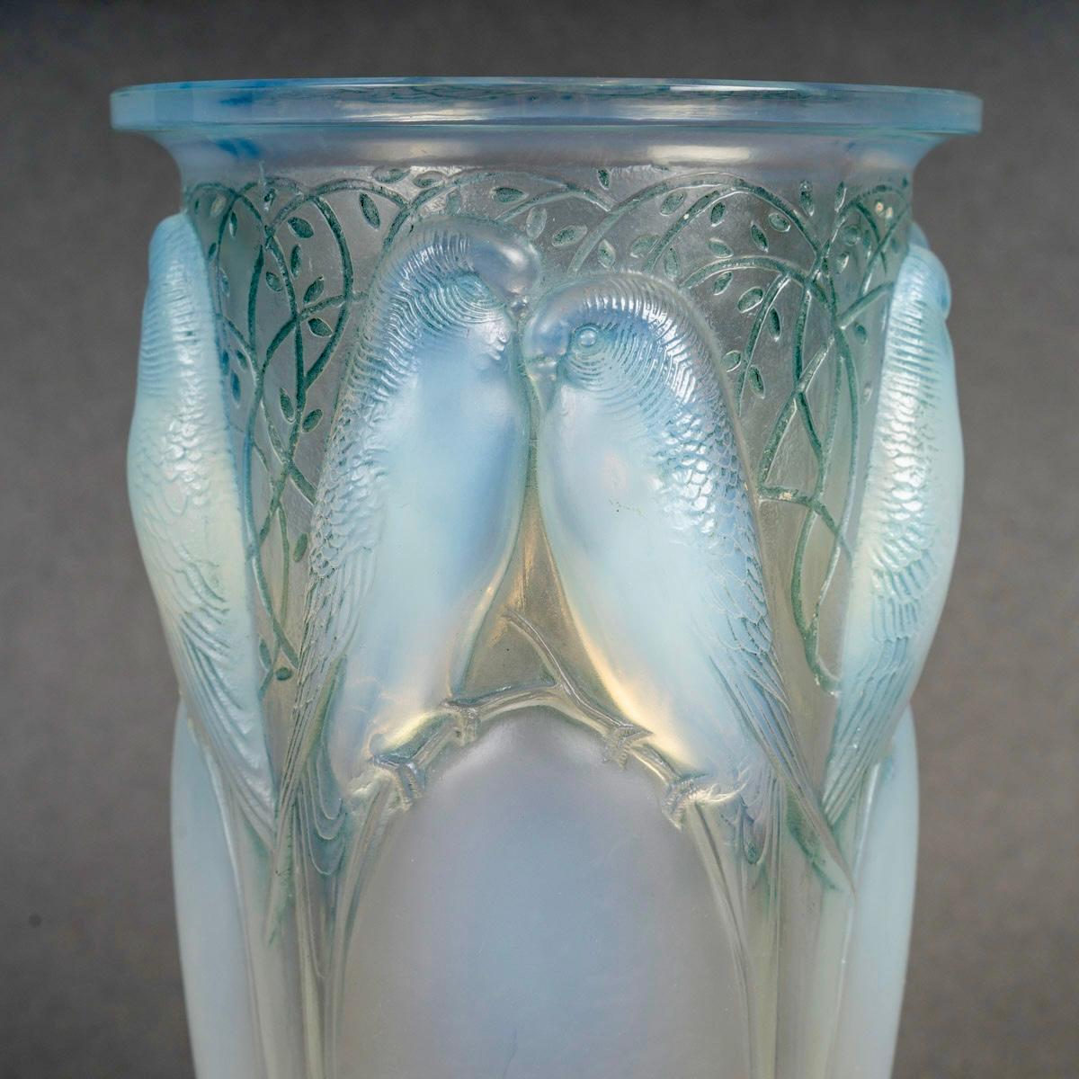 Molded 1924 René Lalique - Vase Ceylan Parrots Opalescent Glass With Blue Patina