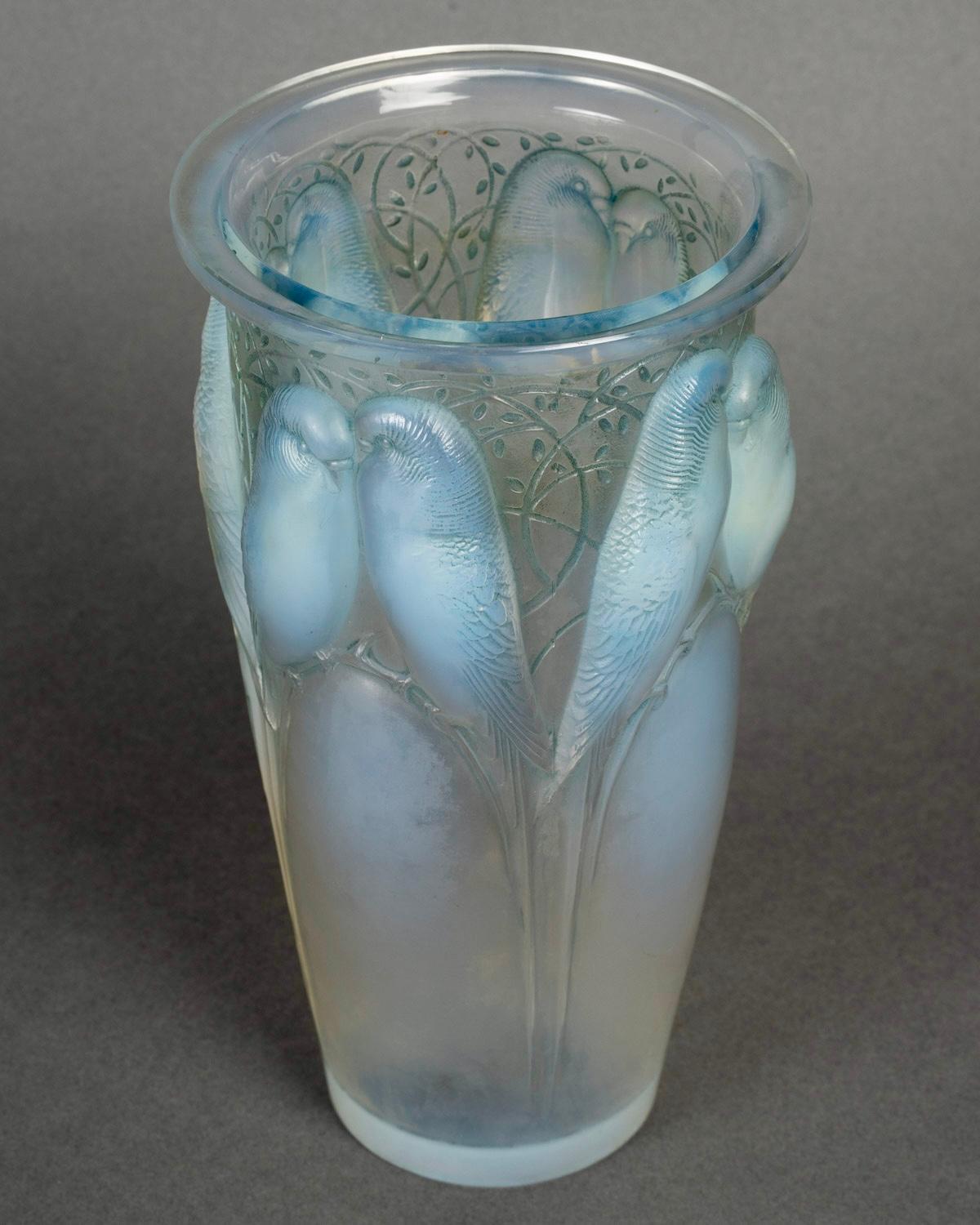 Molded 1924 René Lalique - Vase Ceylan Parrots Opalescent Glass With Blue Patina