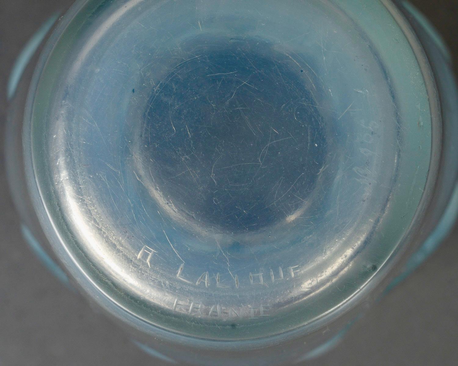 Molded 1924 René Lalique - Vase Ceylan Parrots Opalescent Glass With Blue Patina