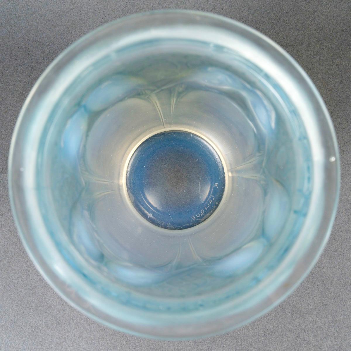 1924 René Lalique - Vase Ceylan Parrots Opalescent Glass With Blue Patina In Good Condition In Boulogne Billancourt, FR