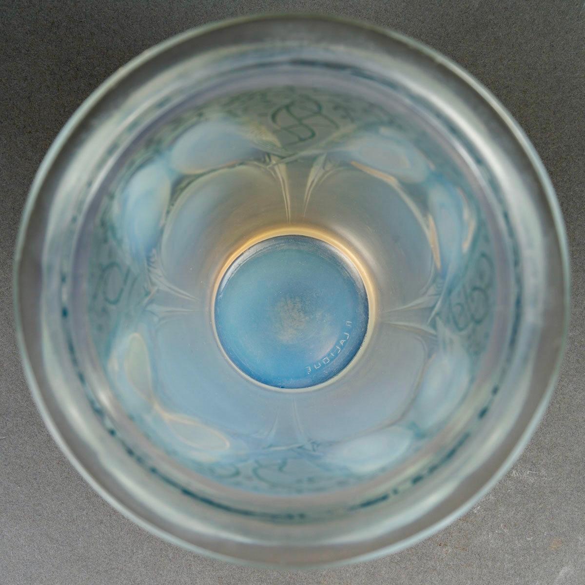 1924 René Lalique - Vase Ceylan Parrots Opalescent Glass With Blue Patina In Good Condition In Boulogne Billancourt, FR
