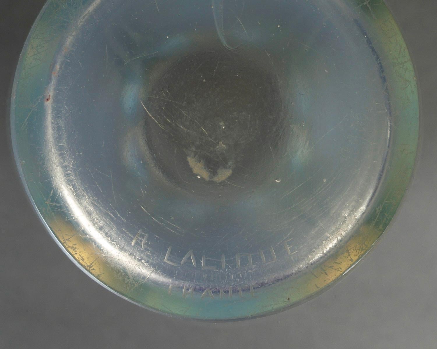1924 René Lalique - Vase Ceylan Parrots Opalescent Glass With Blue Patina In Good Condition In Boulogne Billancourt, FR