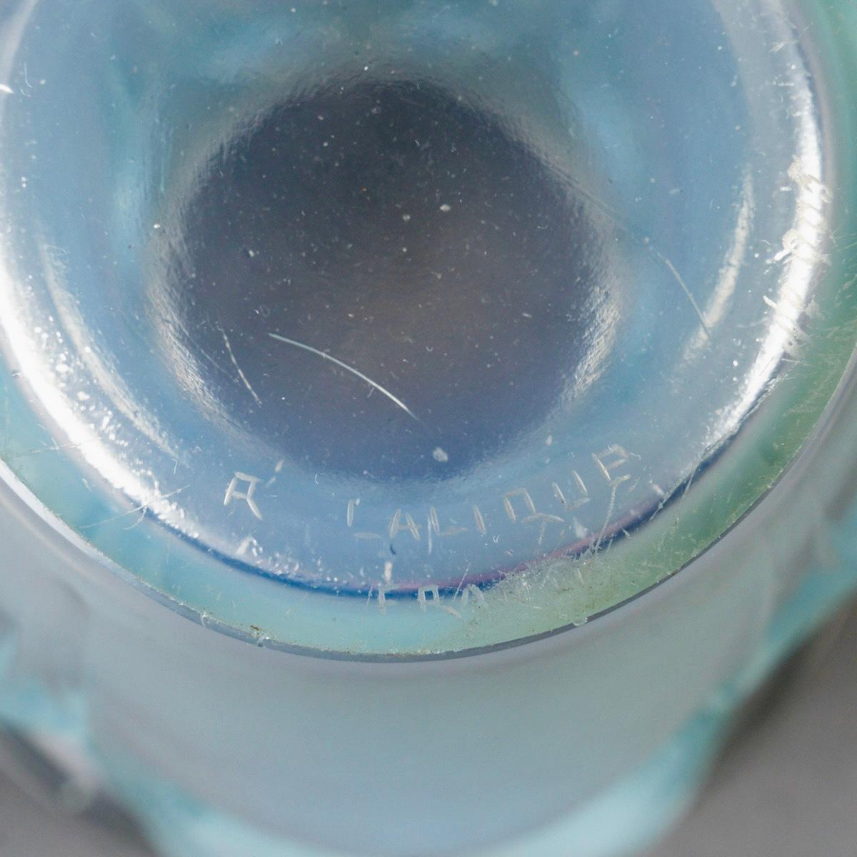 Early 20th Century 1924 René Lalique - Vase Ceylan Parrots Opalescent Glass With Blue Patina