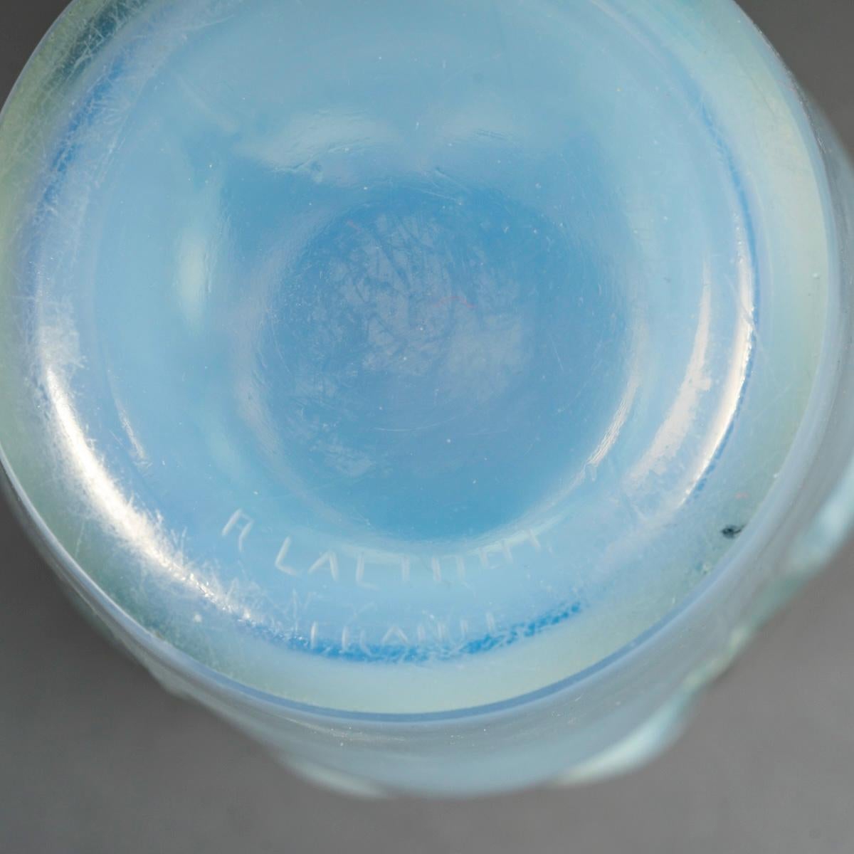 Early 20th Century 1924 René Lalique - Vase Ceylan Parrots Opalescent Glass With Blue Patina