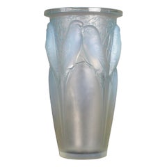 1924 René Lalique - Vase Ceylan Parrots Opalescent Glass With Blue Patina