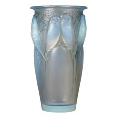 1924 René Lalique - Vase Ceylan Papageien Opaleszierendes Glas mit blauer Patina