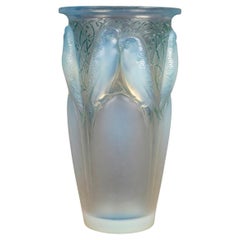 1924 René Lalique - Vase Ceylan Parrots Opalescent Glass With Blue Patina