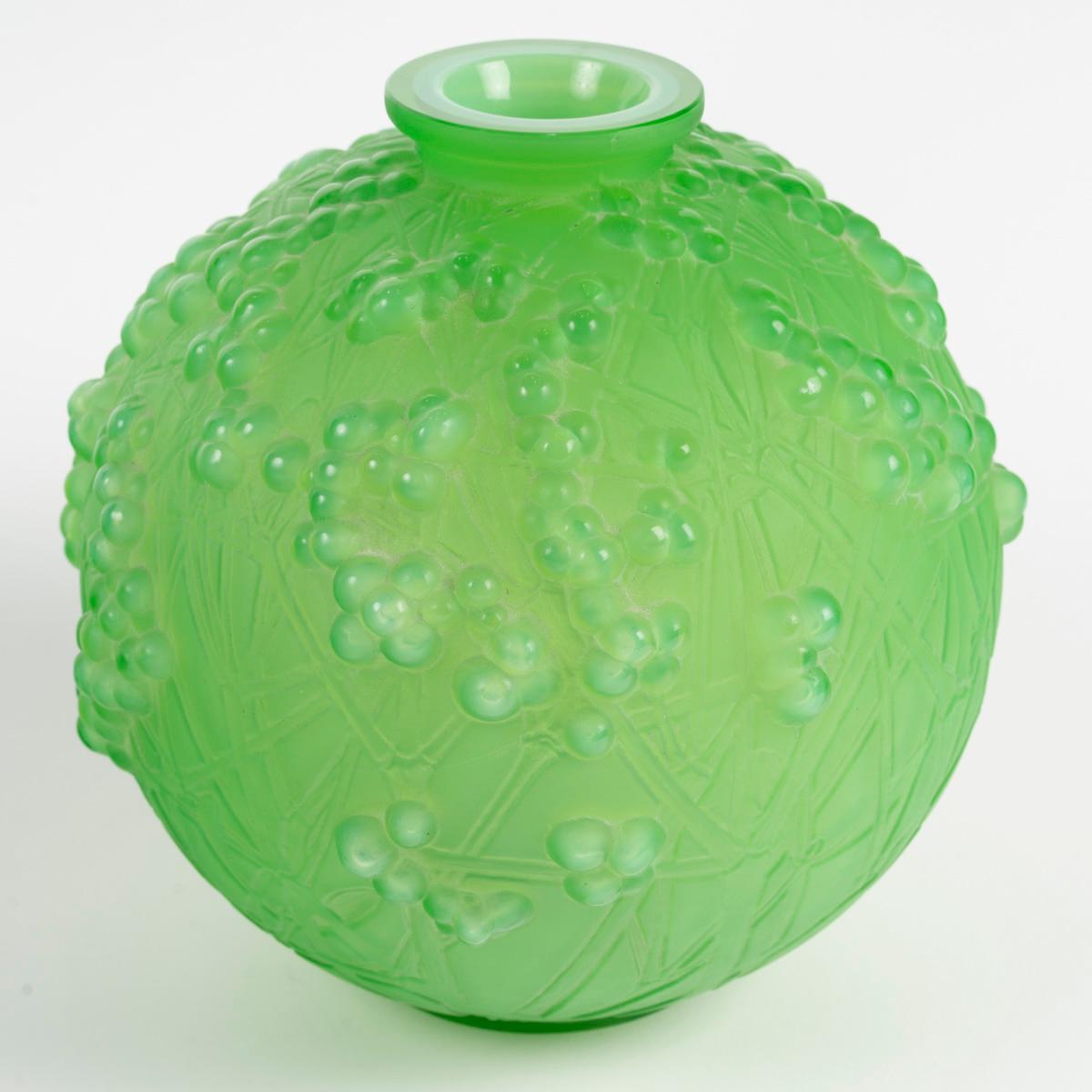 Art Déco 1924 René Lalique - Vaso Druide incassato in vetro verde giada e menta piperita in vendita