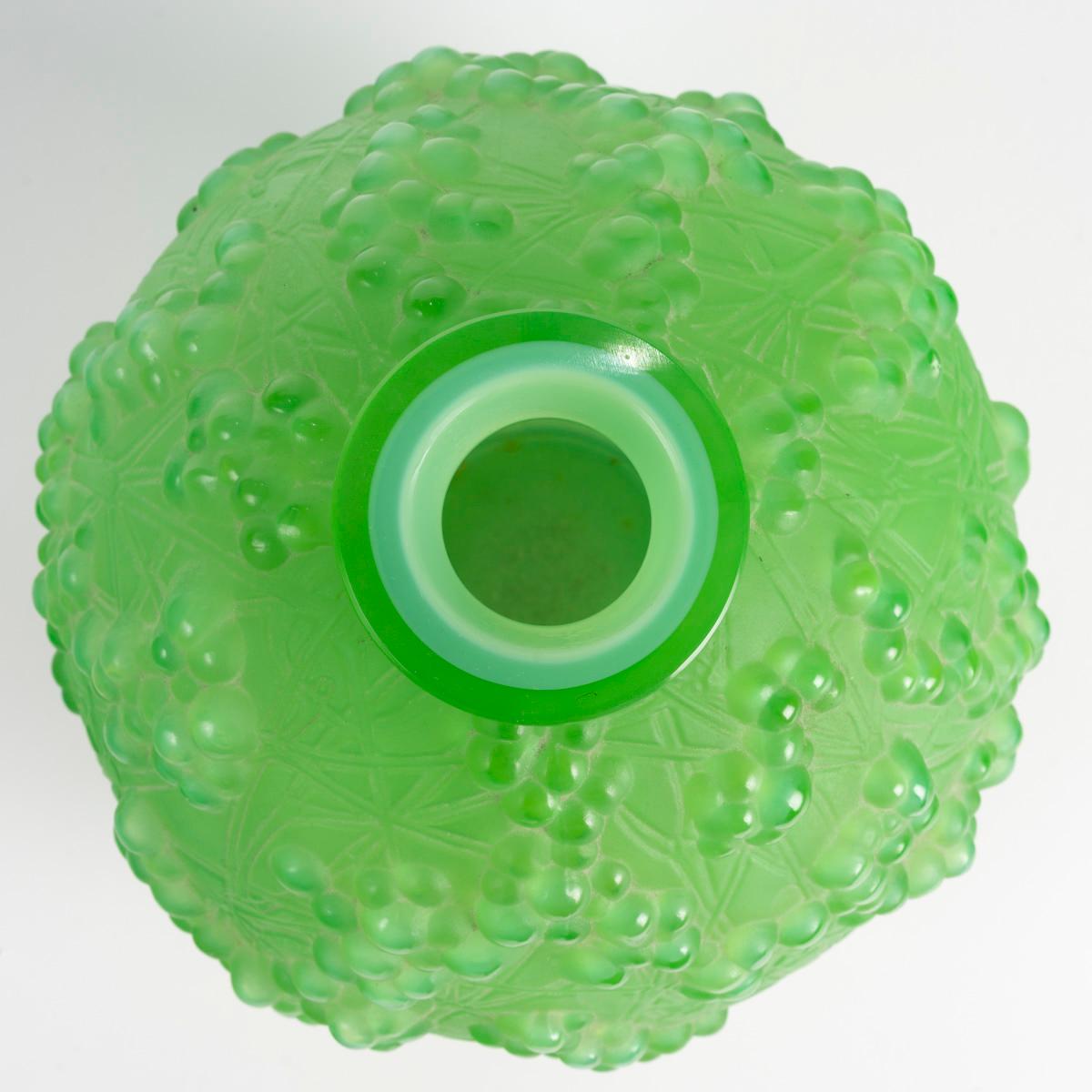 Francese 1924 René Lalique - Vaso Druide incassato in vetro verde giada e menta piperita in vendita