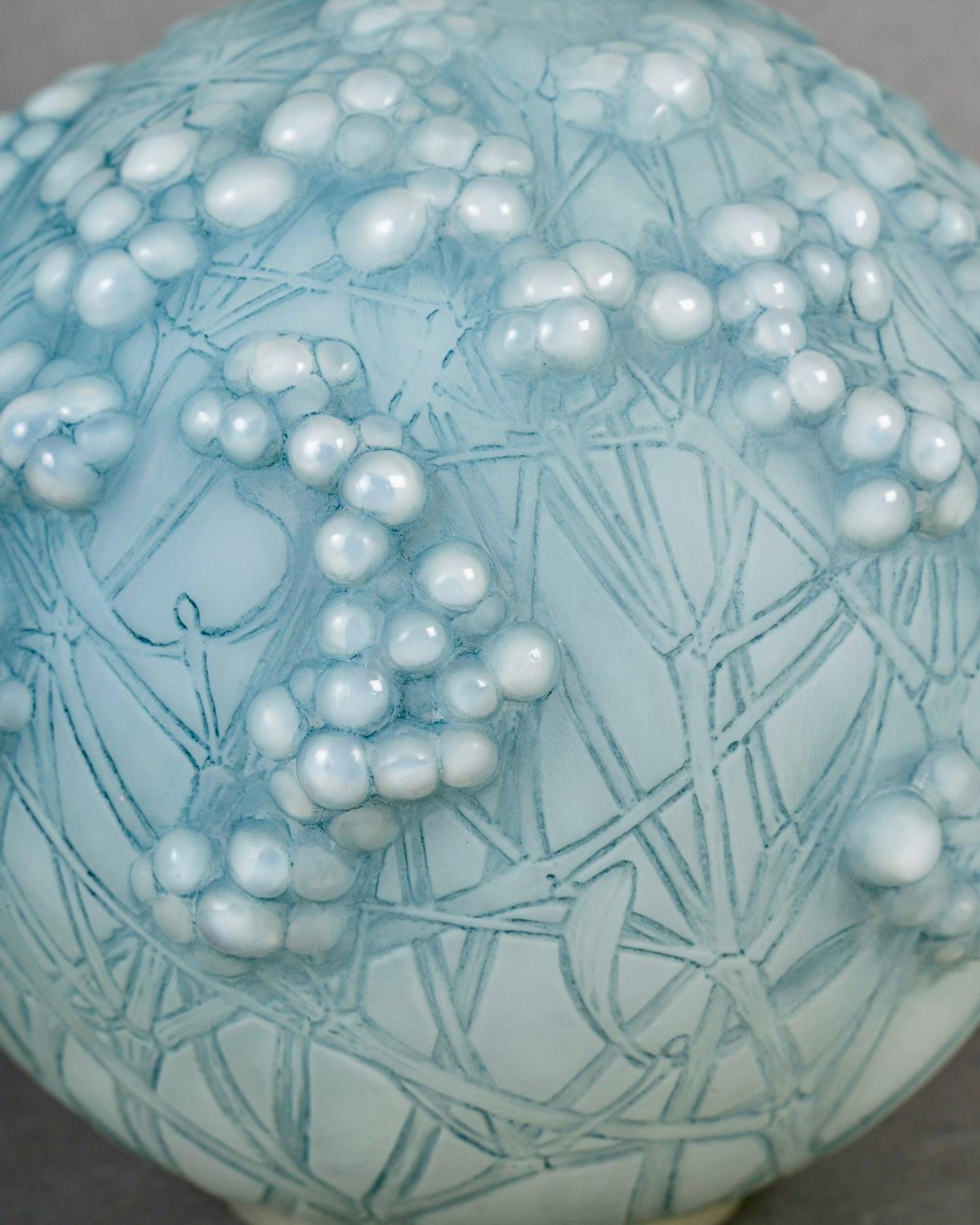 Francese 1924 René Lalique - Vaso Druide in vetro opalescente con patina blu in vendita