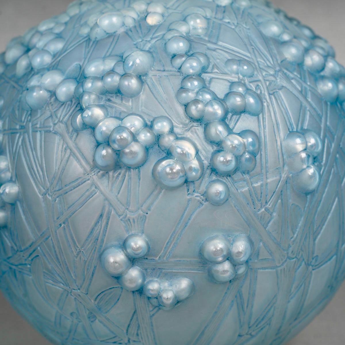 Art Déco 1924 René Lalique - Vaso Druide in vetro opalescente con patina blu in vendita