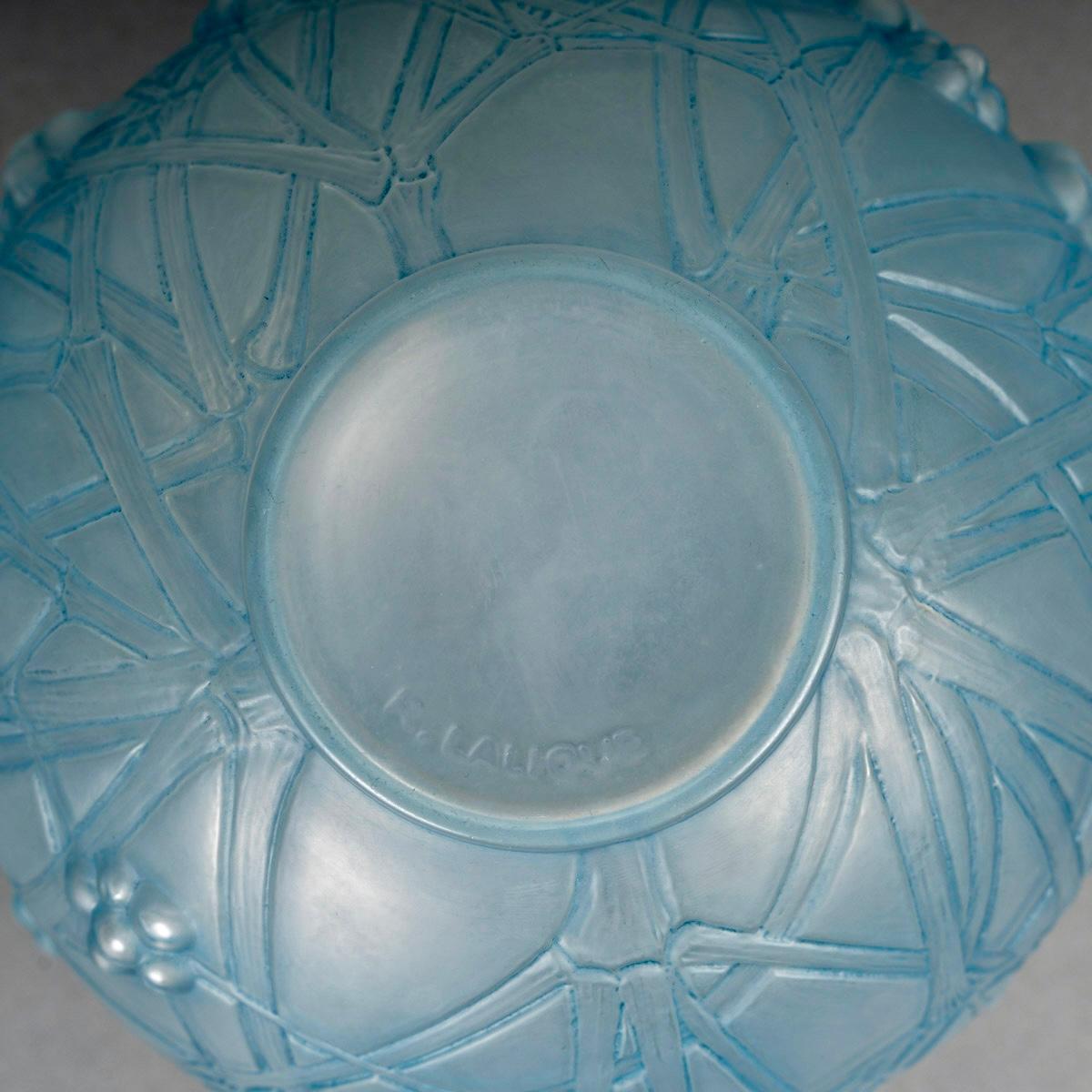 Francese 1924 René Lalique - Vaso Druide in vetro opalescente con patina blu in vendita
