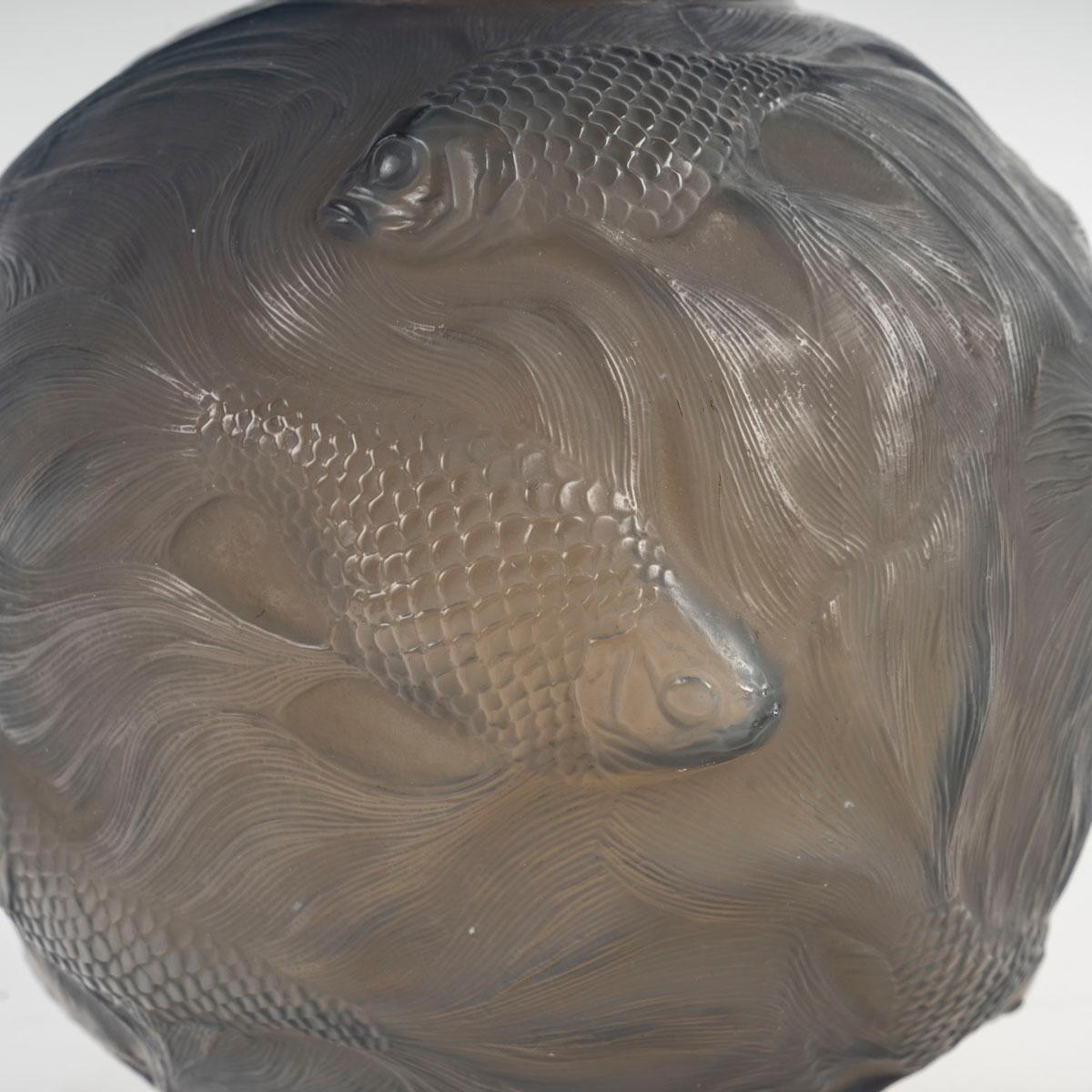 1924 Rene Lalique Jarrón Formose Peces Ágata Vidrio Opalescente Gris Envasado Art Decó en venta