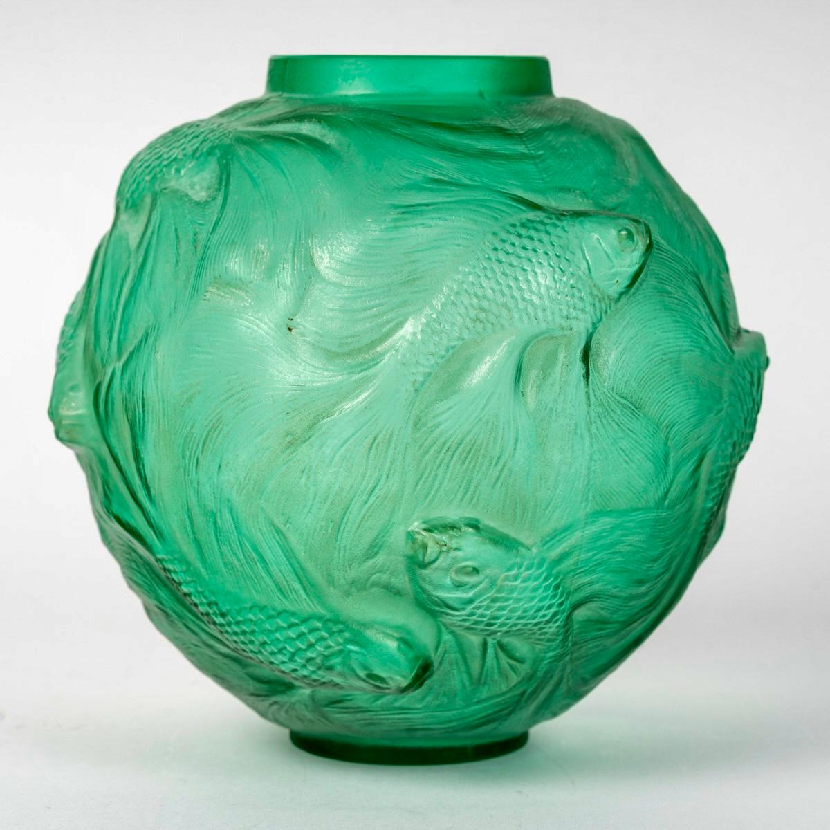 1924 Rene Lalique Jarrón Formose Peces Vidrio Verde Esmeralda Art Decó en venta