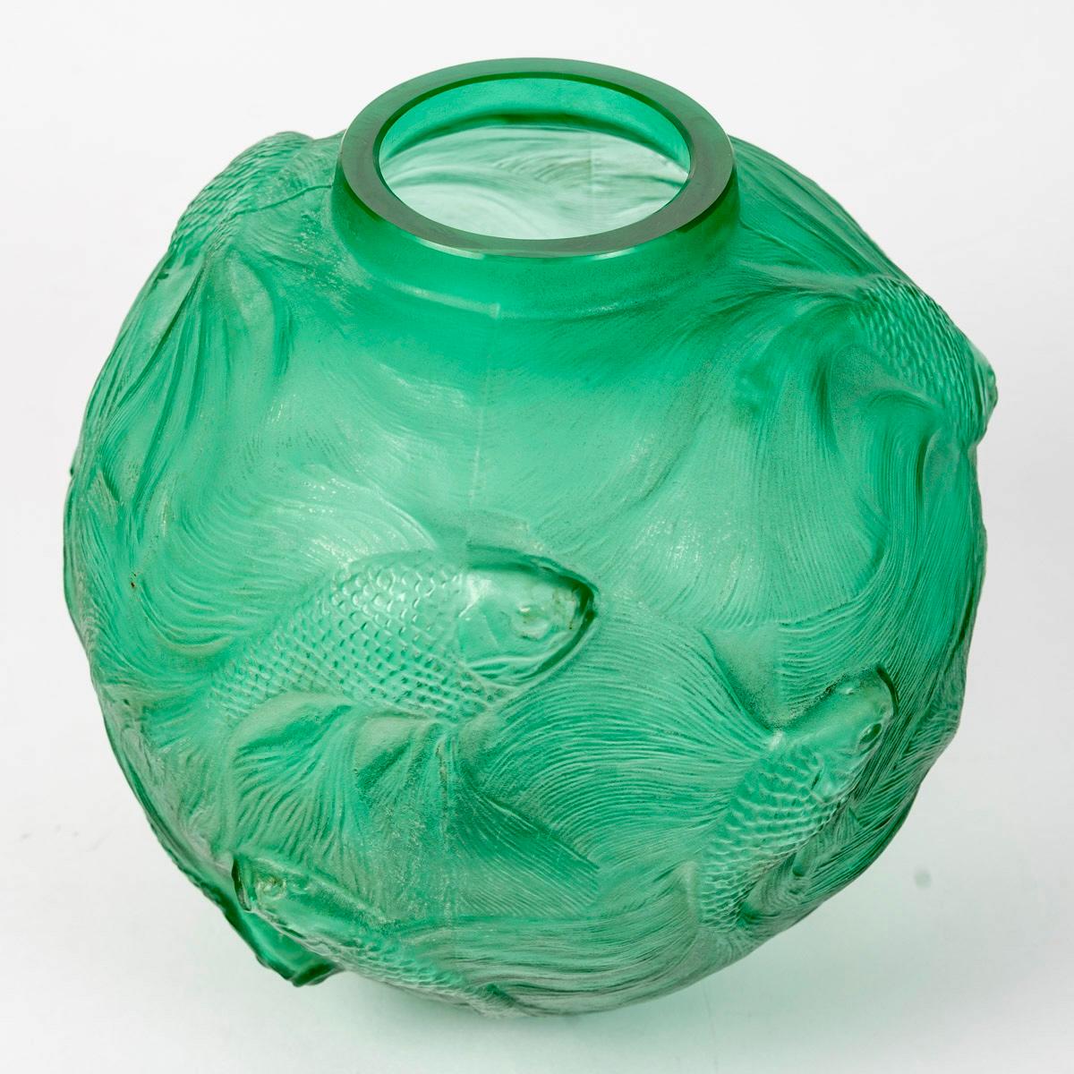 1924 Rene Lalique Jarrón Formose Peces Vidrio Verde Esmeralda Francés en venta