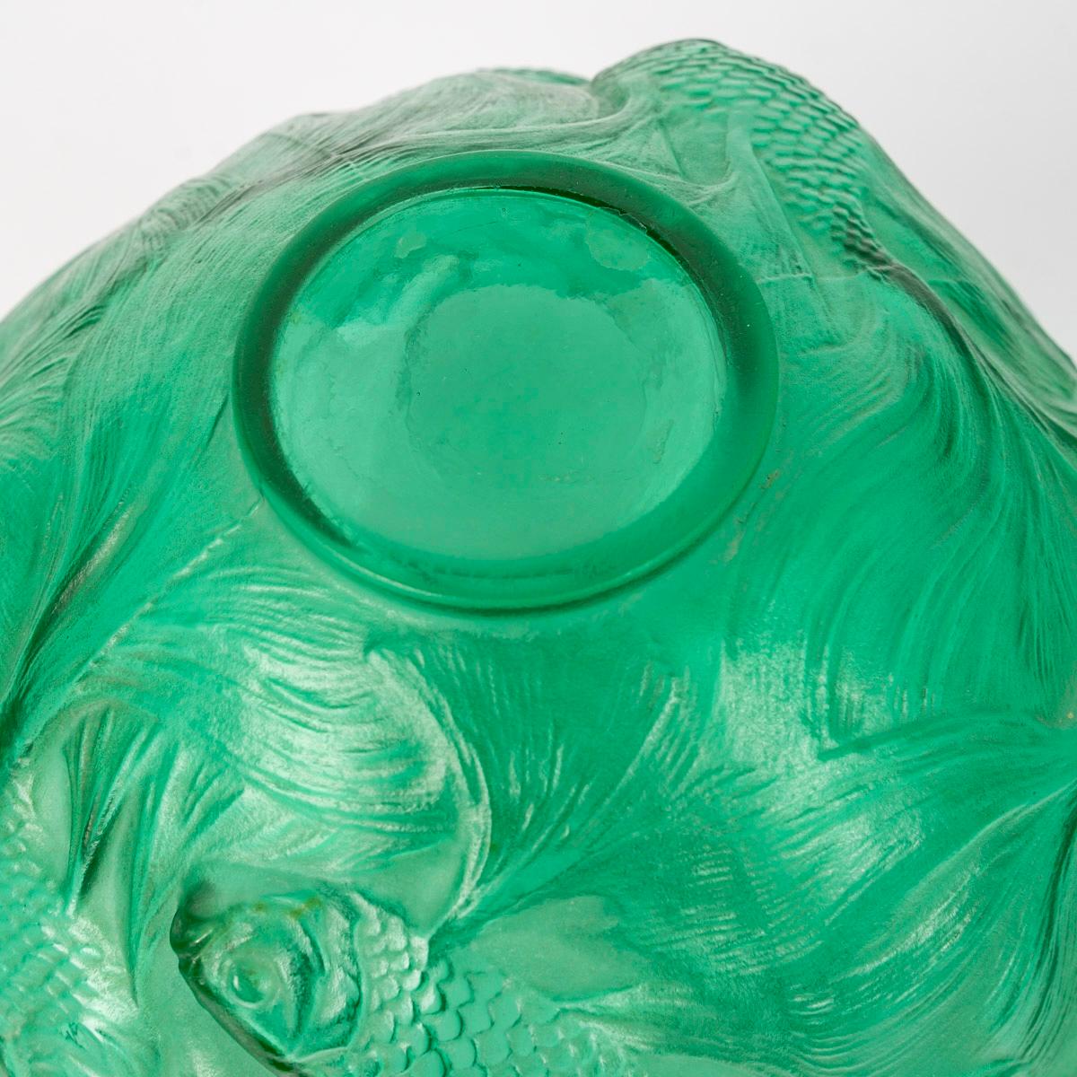 1924 Rene Lalique Jarrón Formose Peces Vidrio Verde Esmeralda Moldeado en venta