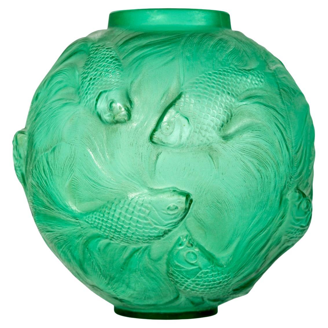 1924 Rene Lalique Jarrón Formose Peces Vidrio Verde Esmeralda en venta