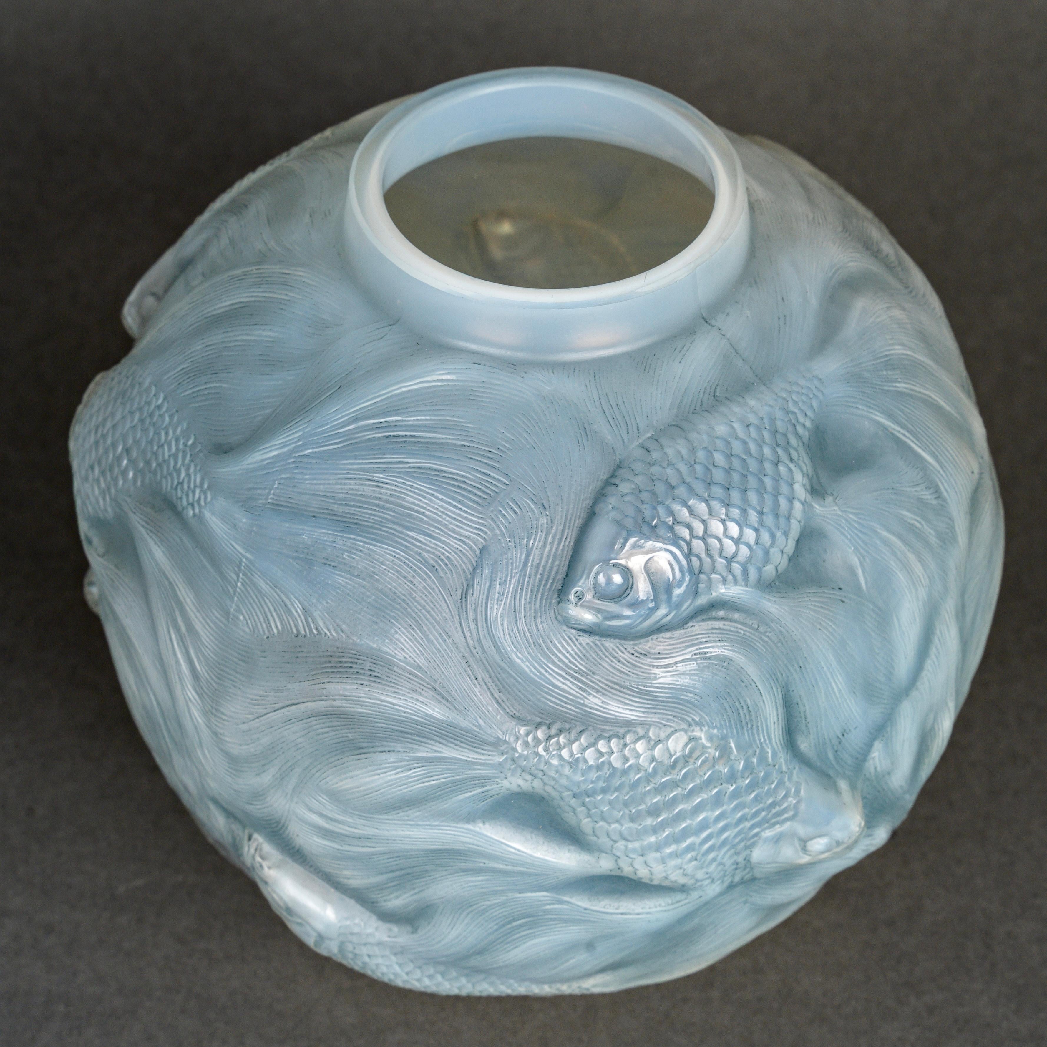 1924 René Lalique Jarrón Formose Peces Vidrio opalescente con pátina azul Art Decó en venta
