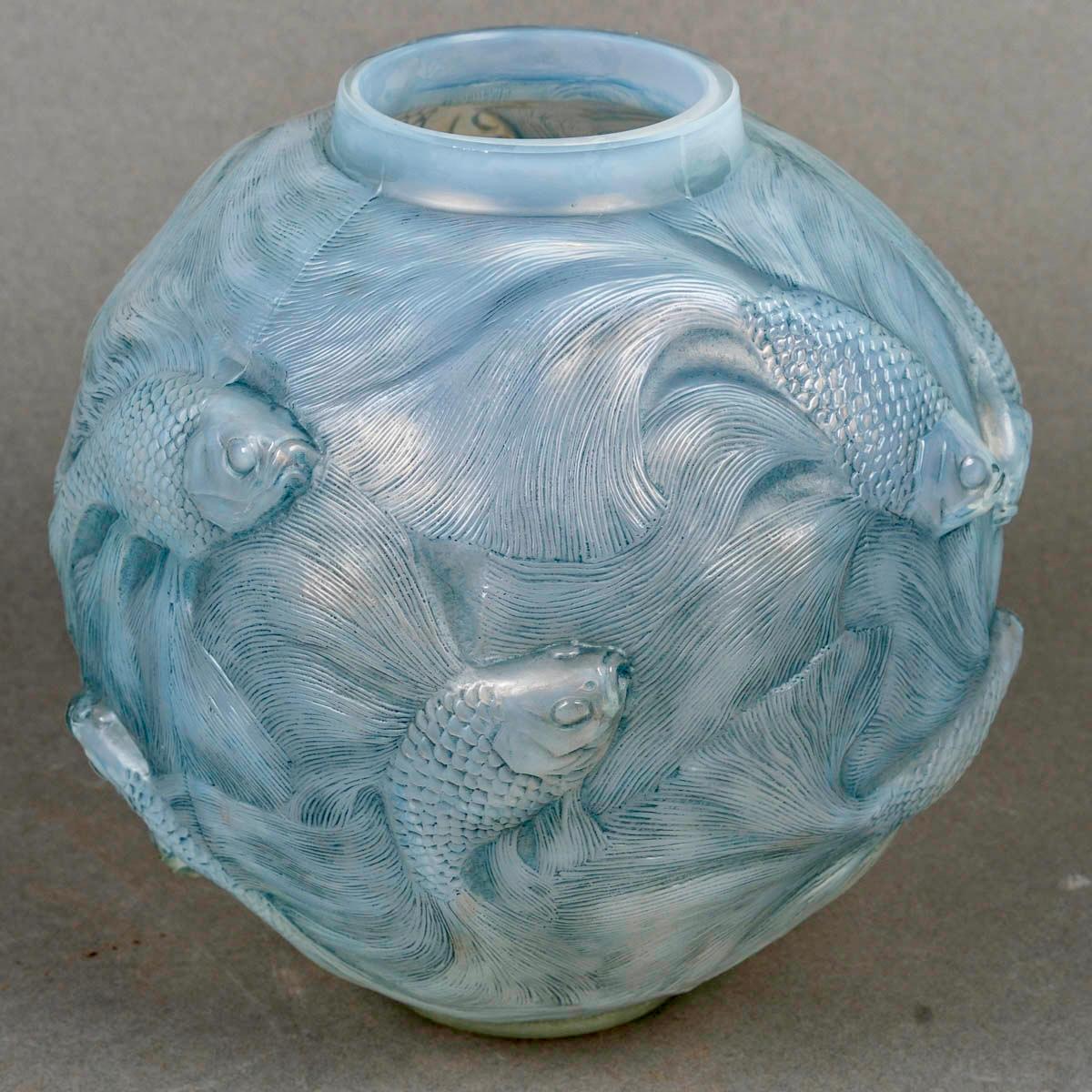 Art déco 1924 Rene Lalique Vase Formose Fishes Verre opalescent à patine bleue en vente