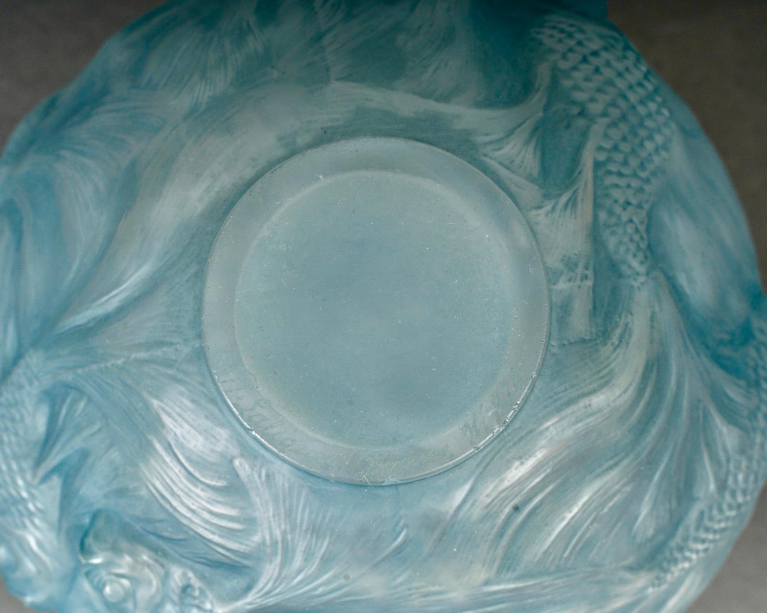 Francese 1924 Vaso Formose Fishes di Rene Lalique in vetro opalescente con patina blu in vendita