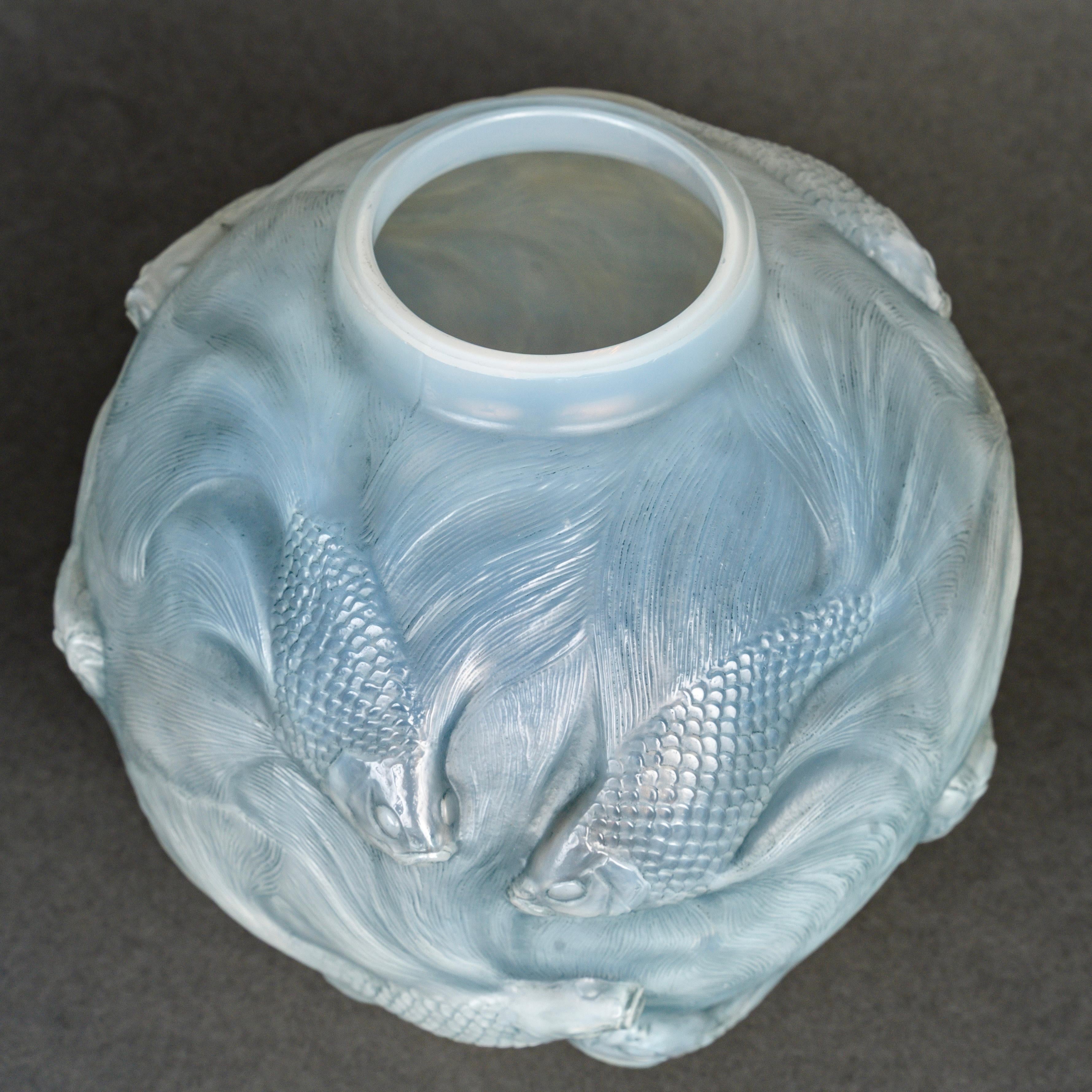 1924 René Lalique Jarrón Formose Peces Vidrio opalescente con pátina azul Francés en venta