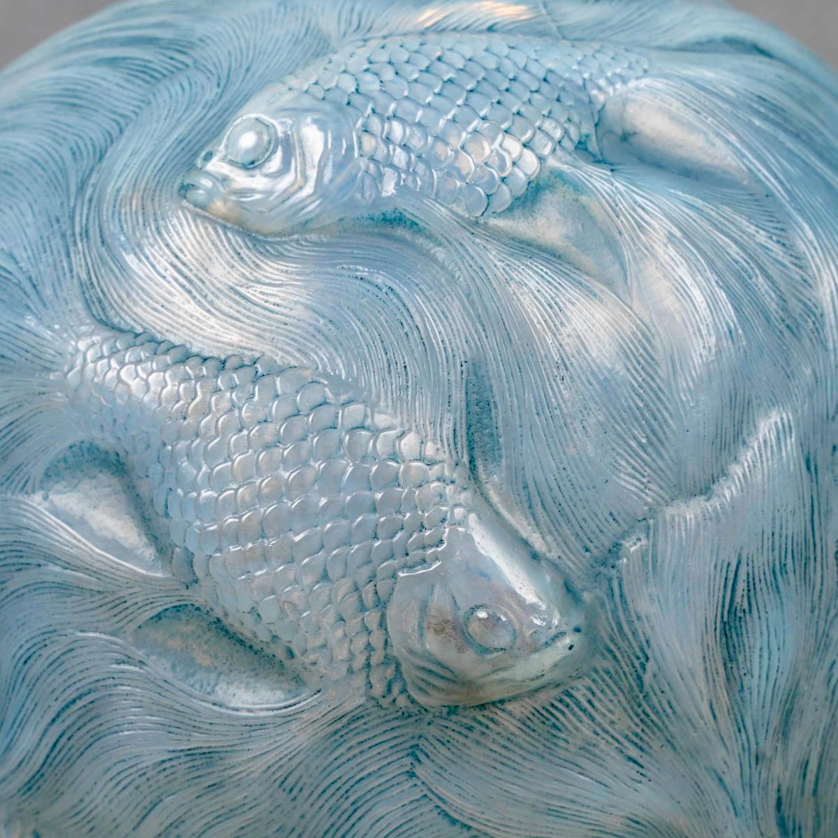 Français 1924 Rene Lalique Vase Formose Fishes Verre opalescent à patine bleue en vente