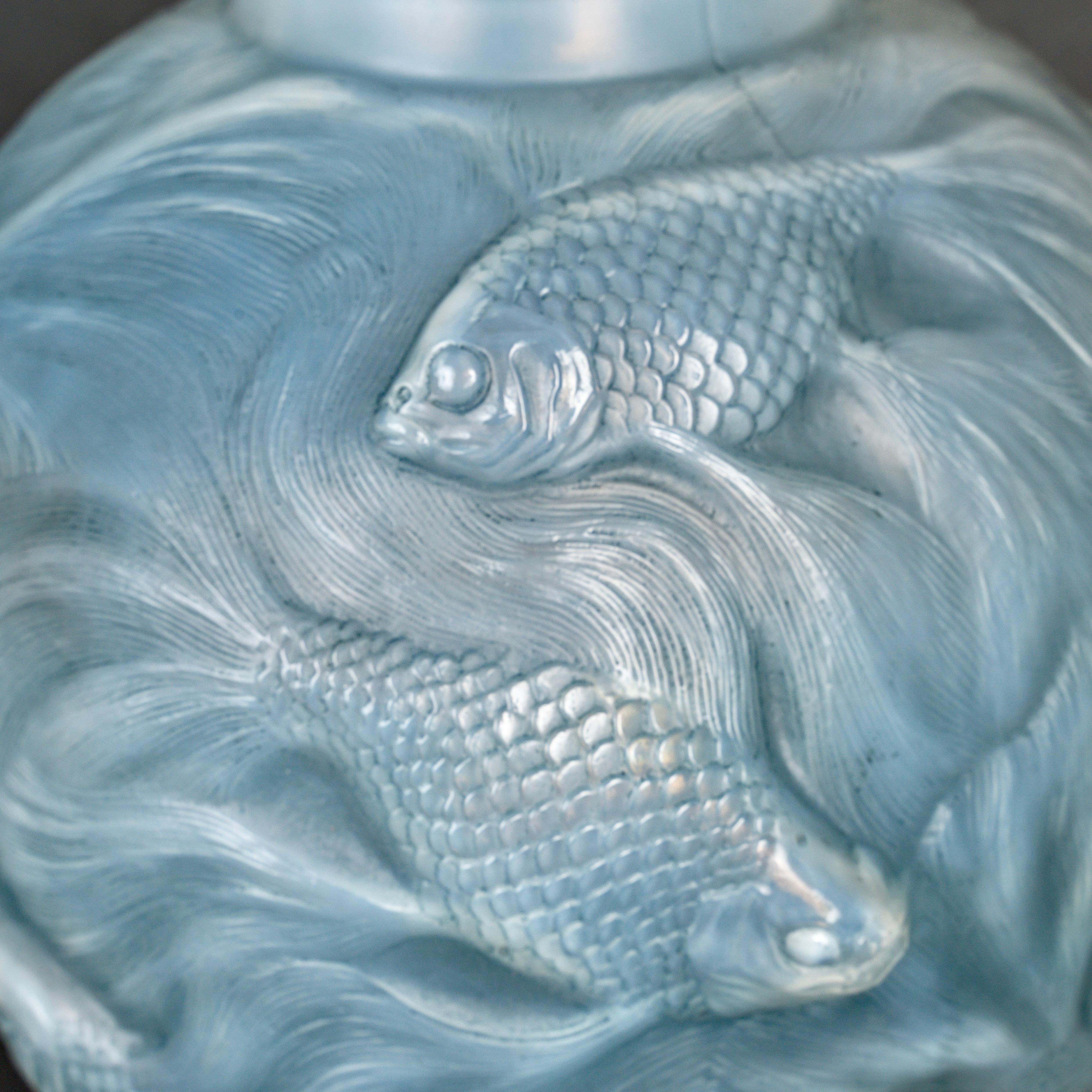1924 René Lalique Jarrón Formose Peces Vidrio opalescente con pátina azul Moldeado en venta