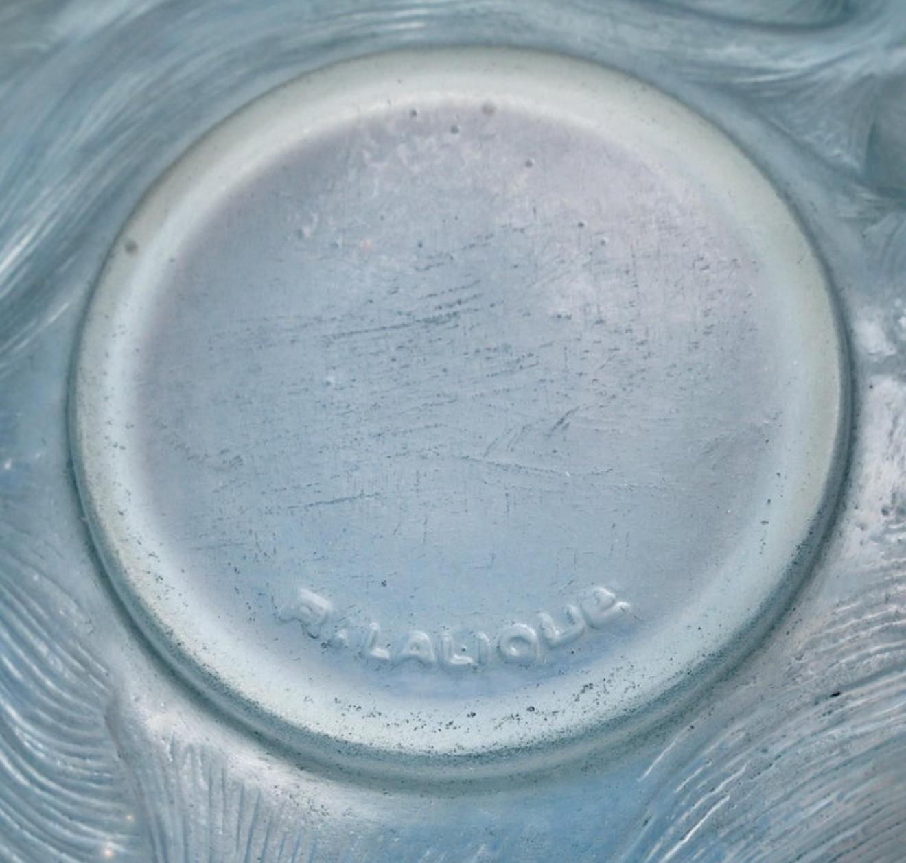 Moulé 1924 Rene Lalique Vase Formose Fishes Verre opalescent à patine bleue en vente